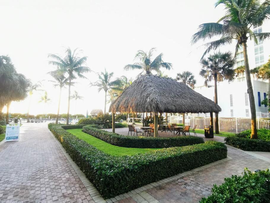 Luxury Stylish Oceanfront 2 bedroom 2 bathroom in HOLLYWOOD FL view 5