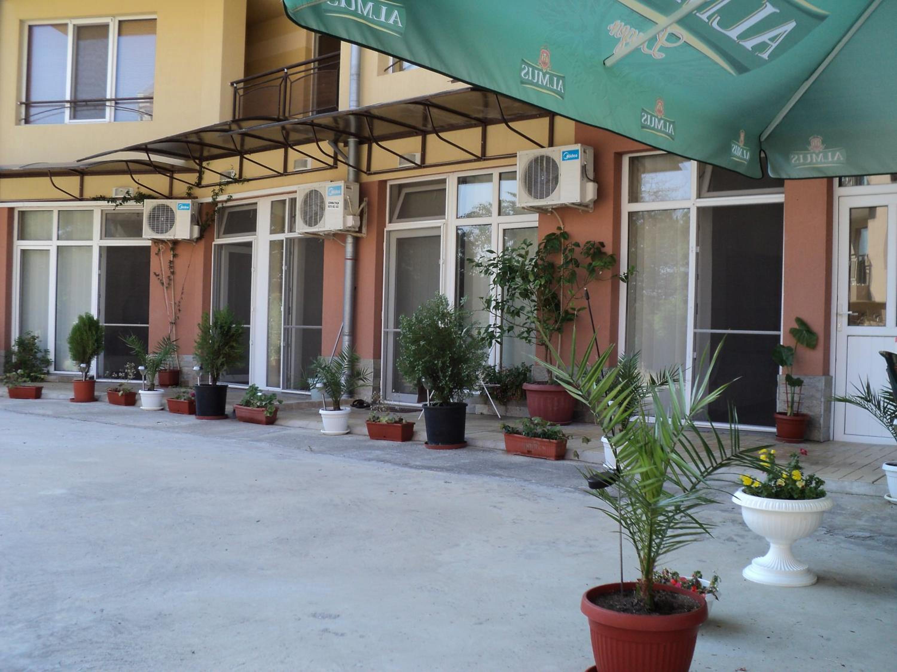 Meni Apartments and Guest Rooms