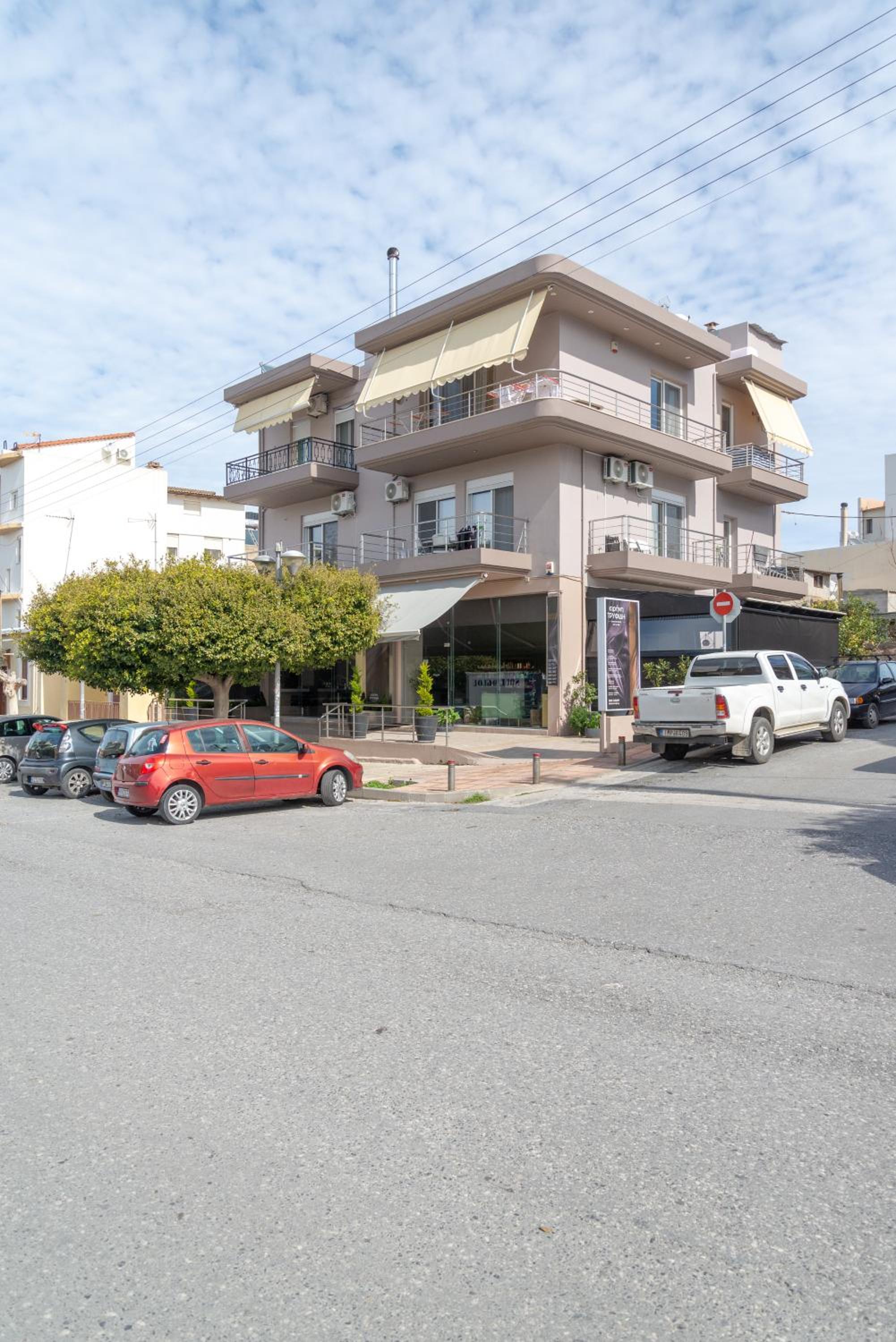 Christina's cozy apartment near the airport view 5