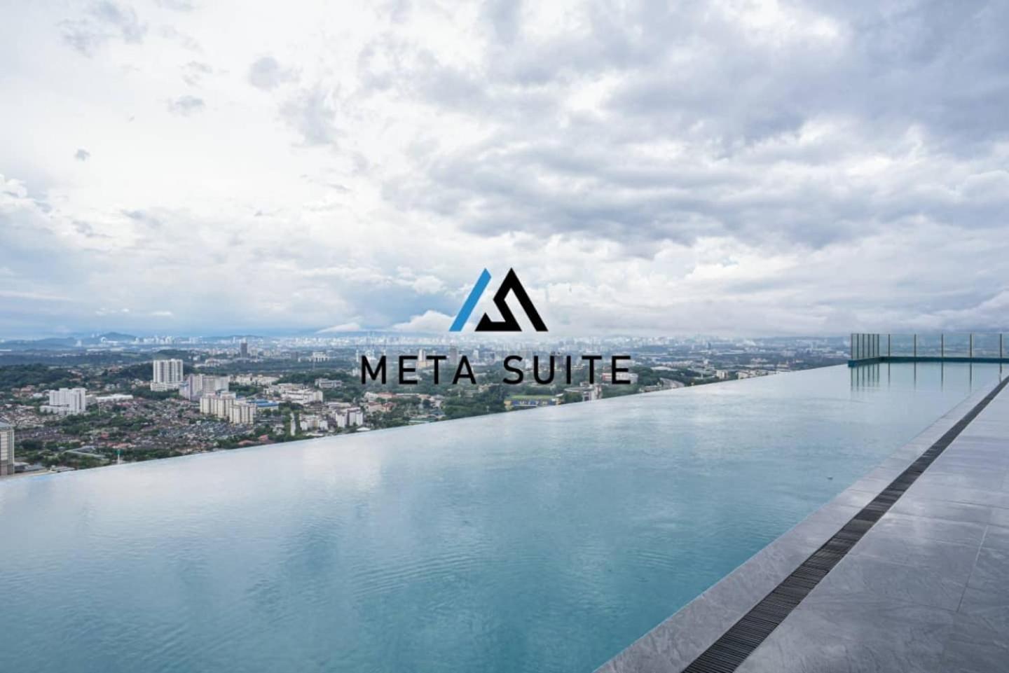 Sky pool 4 star hotel grade stay in i-City photo 1