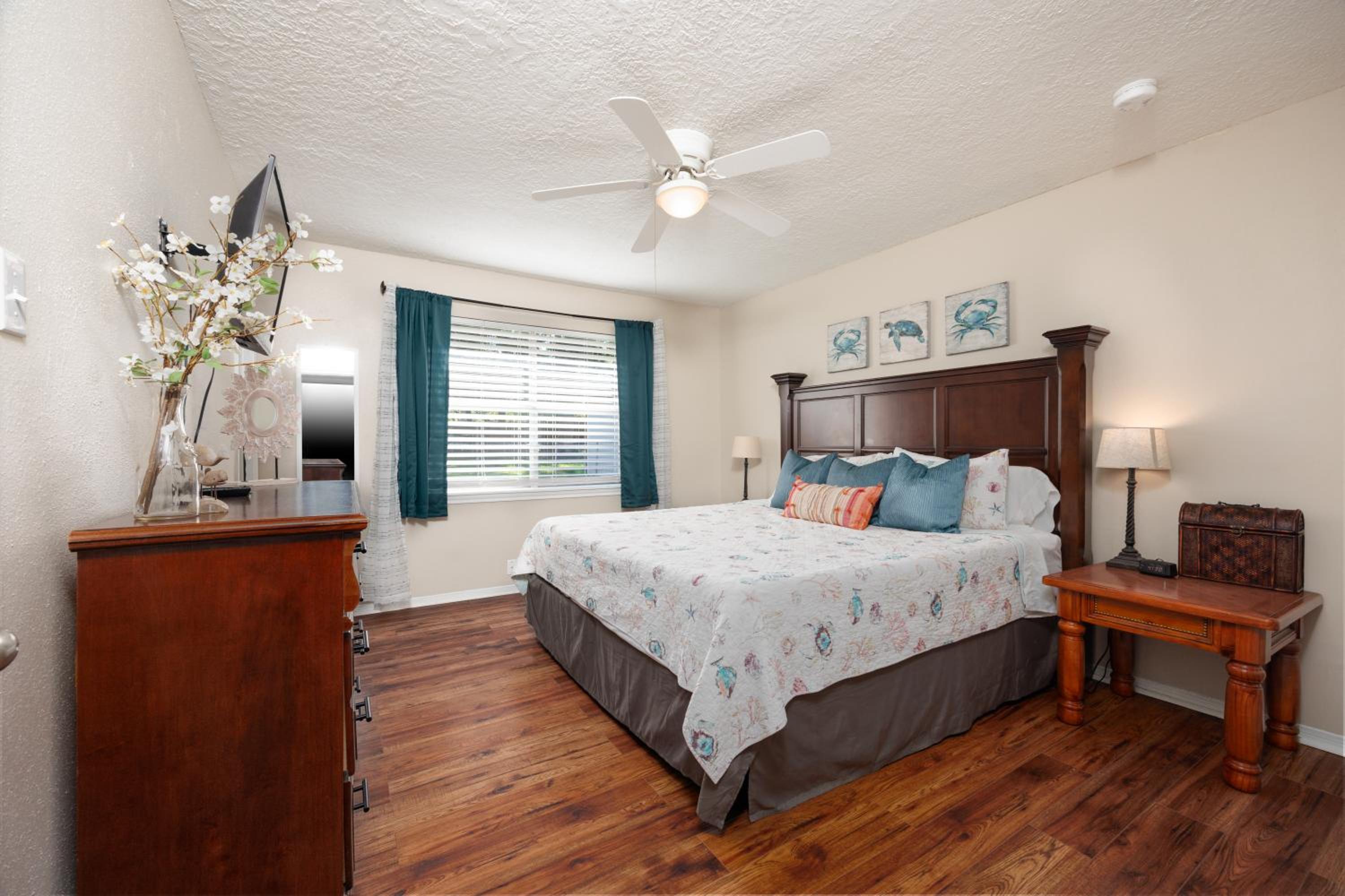 Cozy 3 Bedroom Magnolia Homestead or Texas-Sized Studio on Spacious Lot in a Quiet Neighborhood view 3