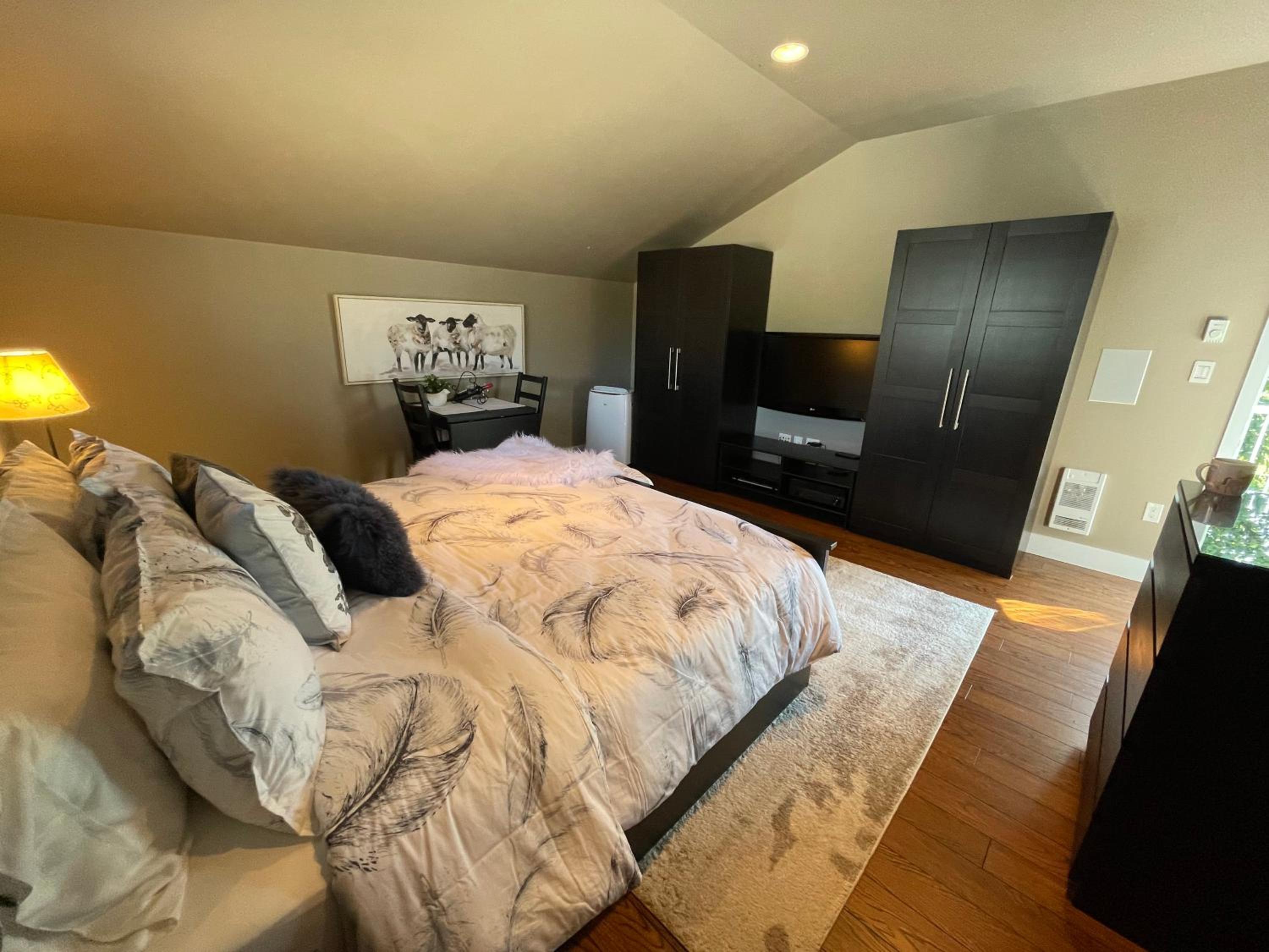 Cozy loft in Upper Gibsons