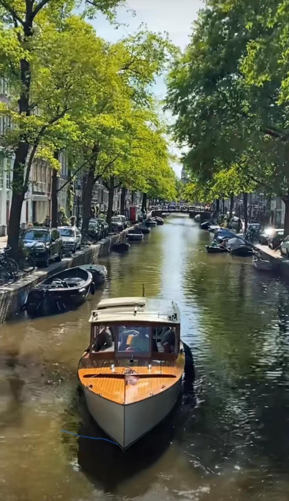 Décor Canal House