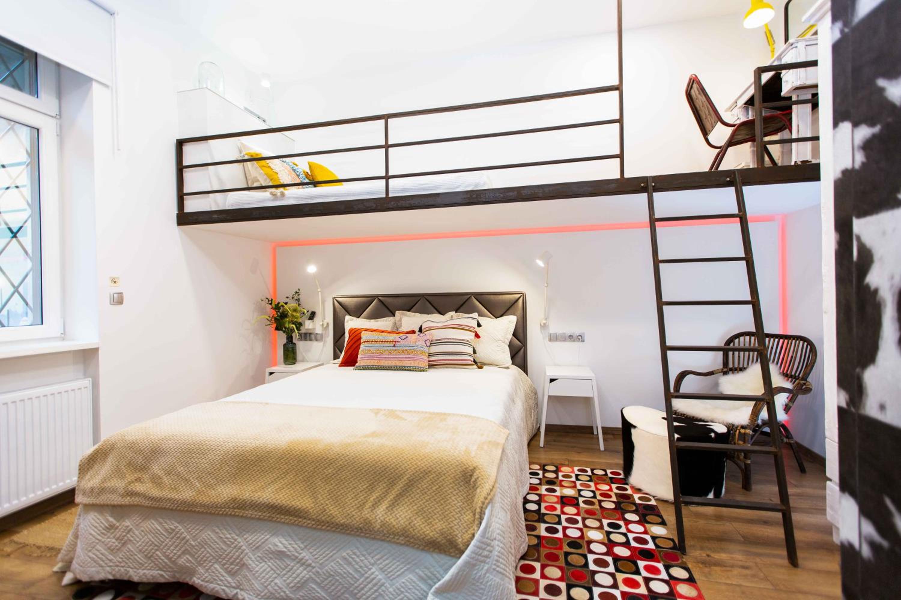 Premium Rooms by Hi5 - Style at the Comedy Theater view 3