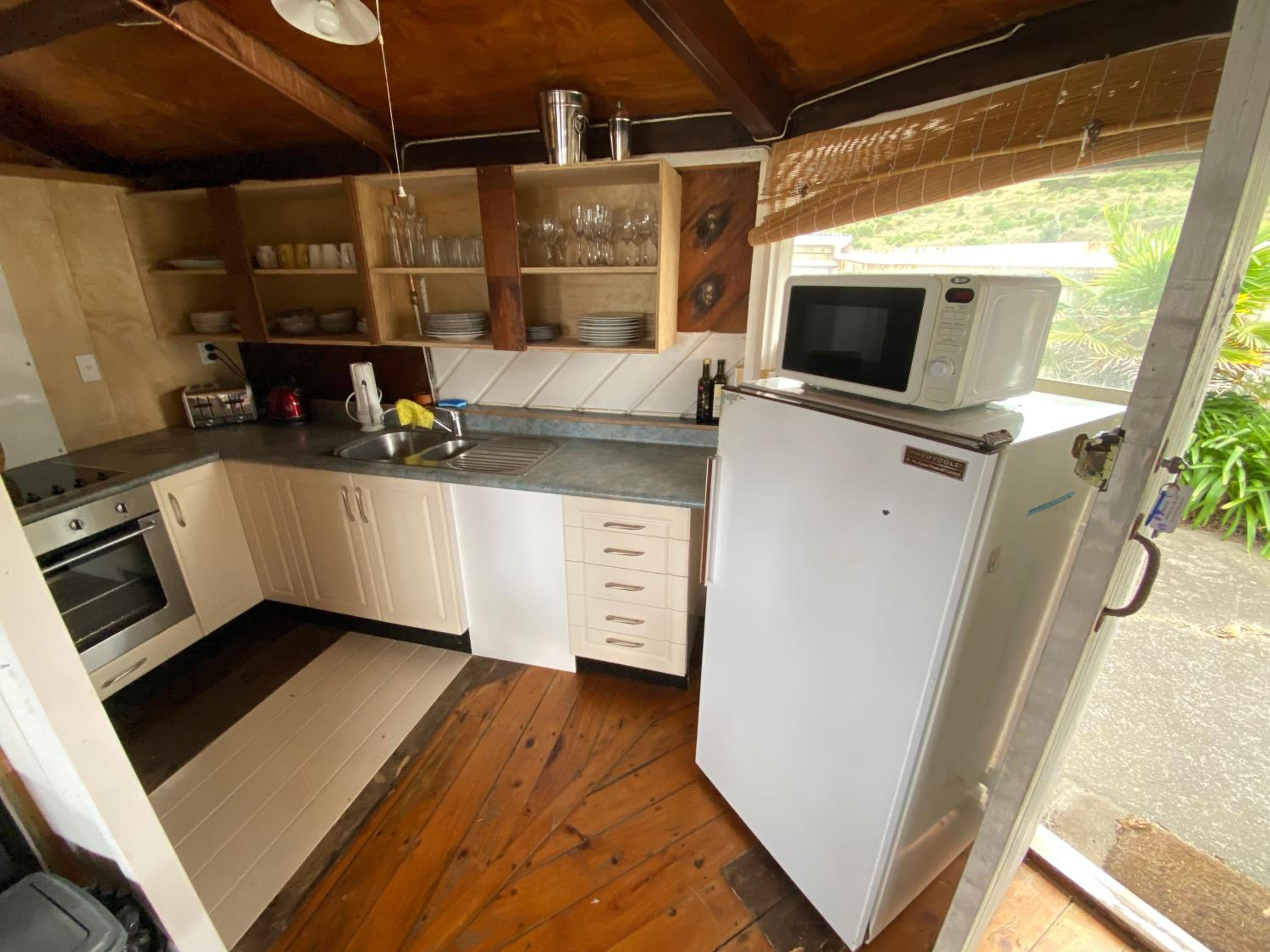 Kiwiana Bach - Ocean Beach Bach view 4