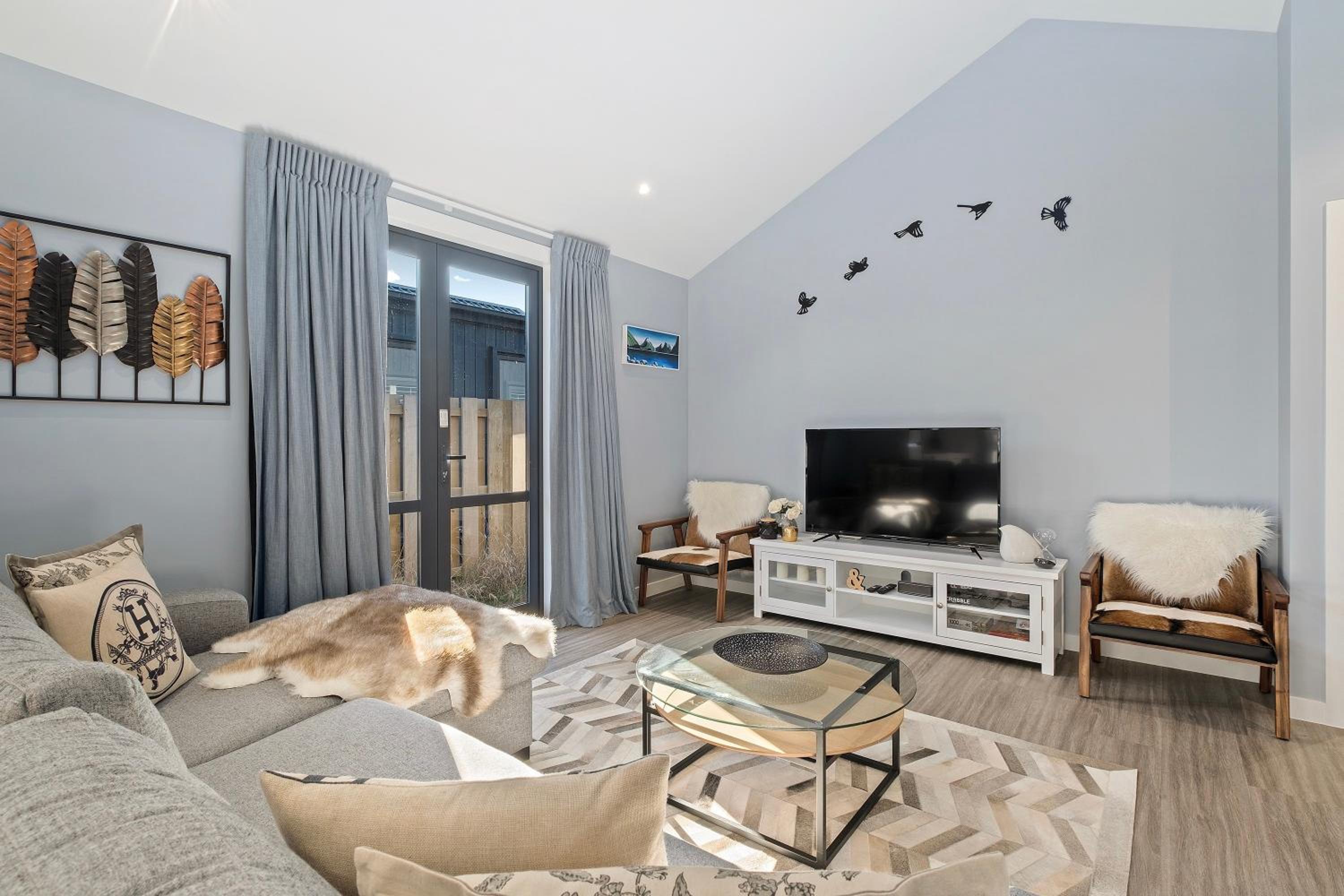 The Feather Lodge - Lake Hayes Estate Holiday Home
