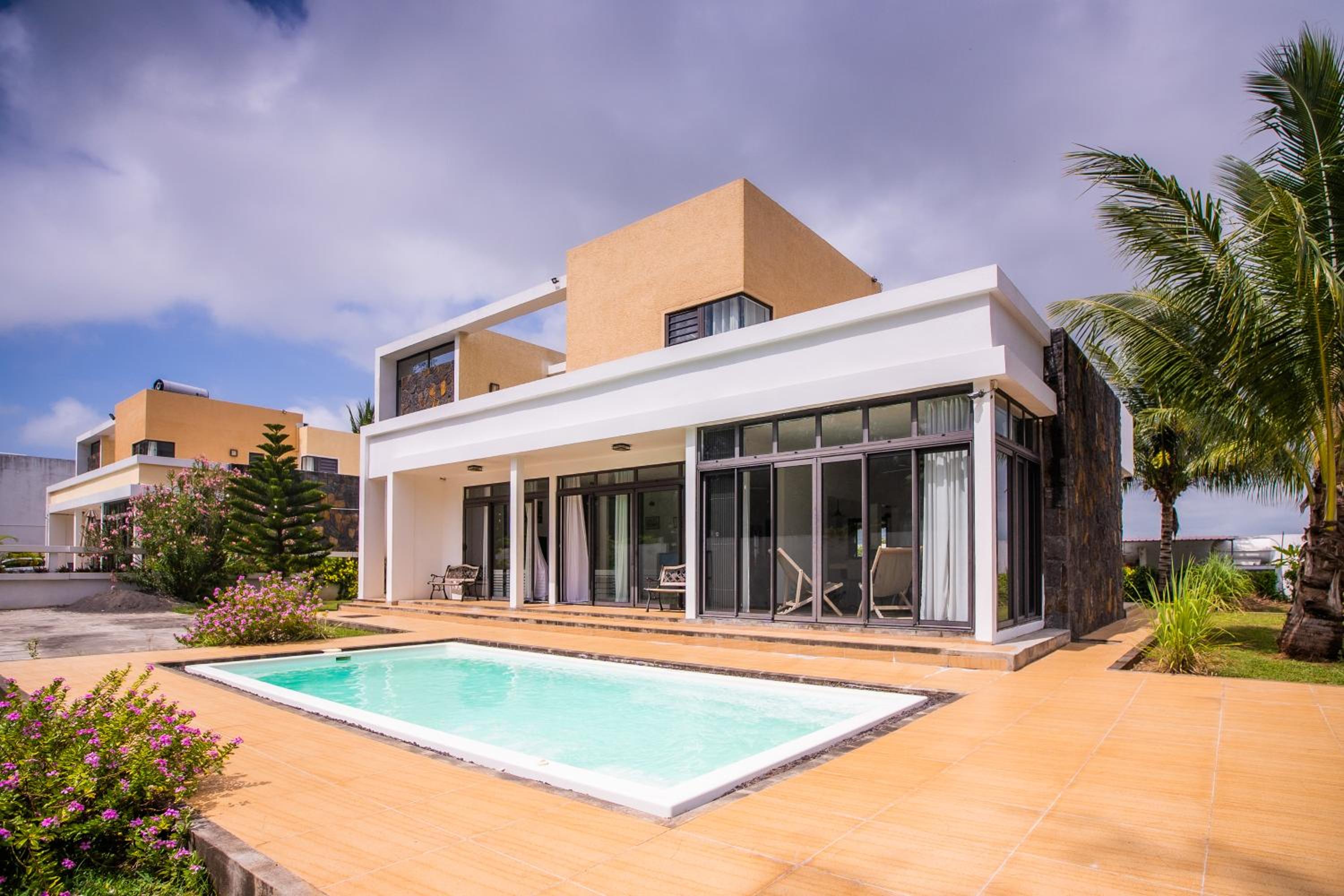 Villa Fitz: Sunlit Beach Getaway w/ Pool + WIFI