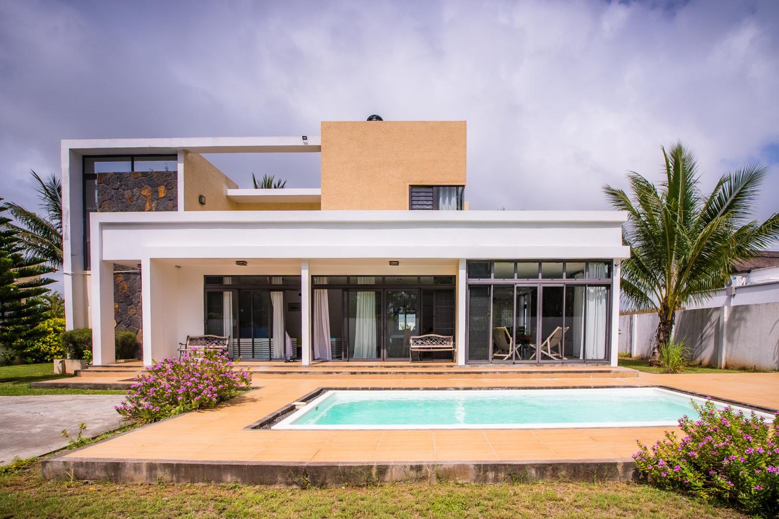 Villa Fitz: Sunlit Beach Getaway w/ Pool + WIFI