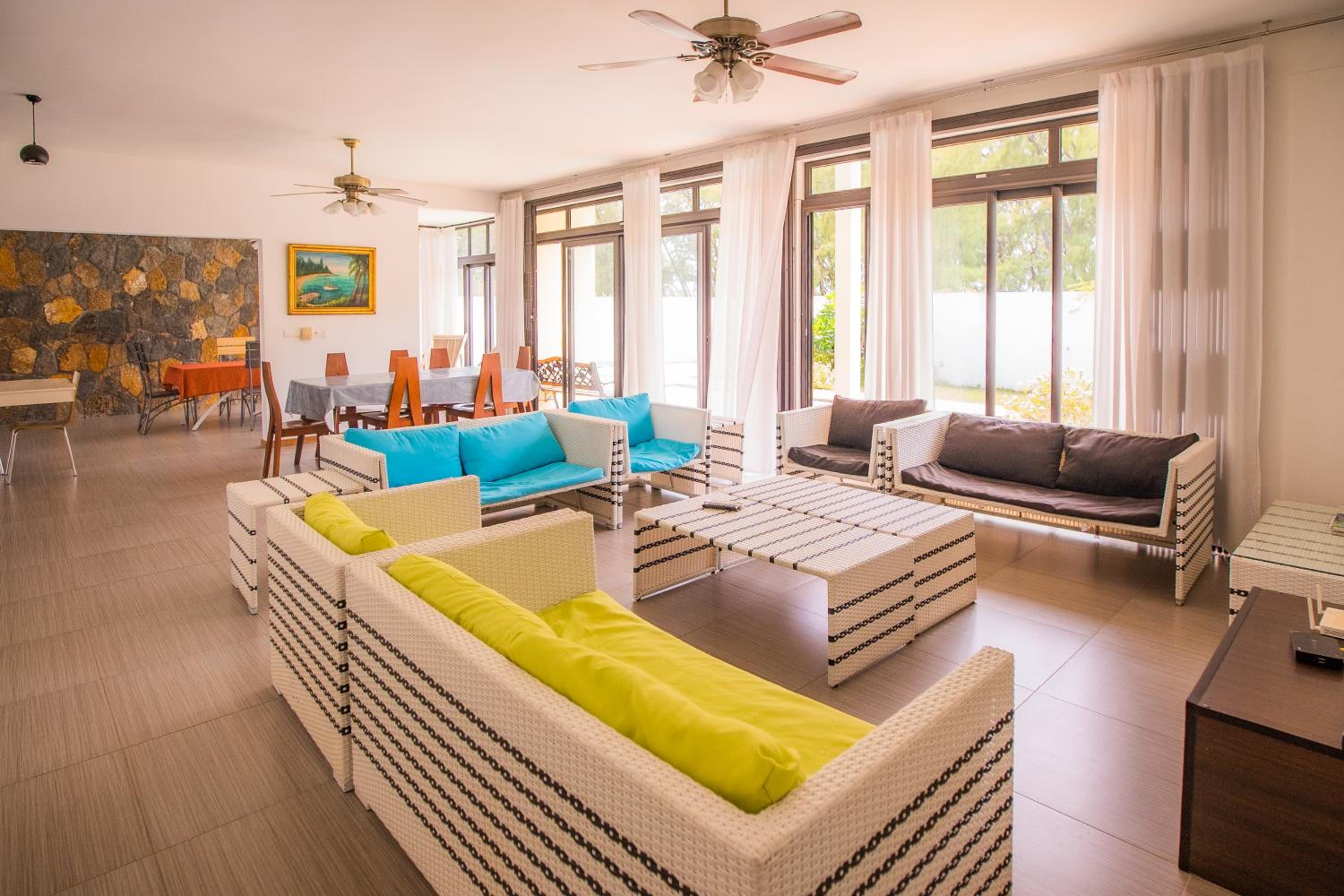 Villa Fitz: Sunlit Beach Getaway w/ Pool + WIFI