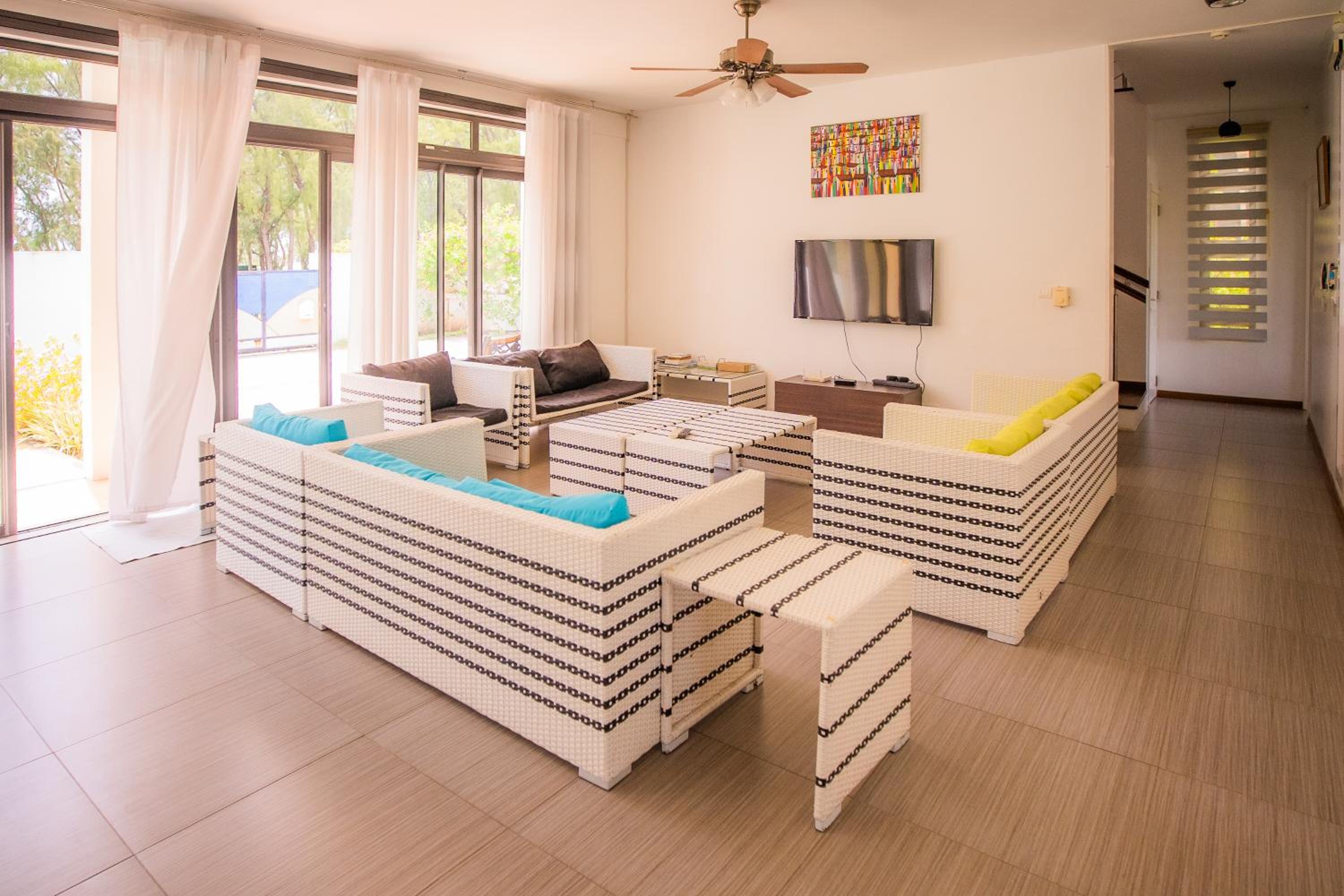 Villa Fitz: Sunlit Beach Getaway w/ Pool + WIFI