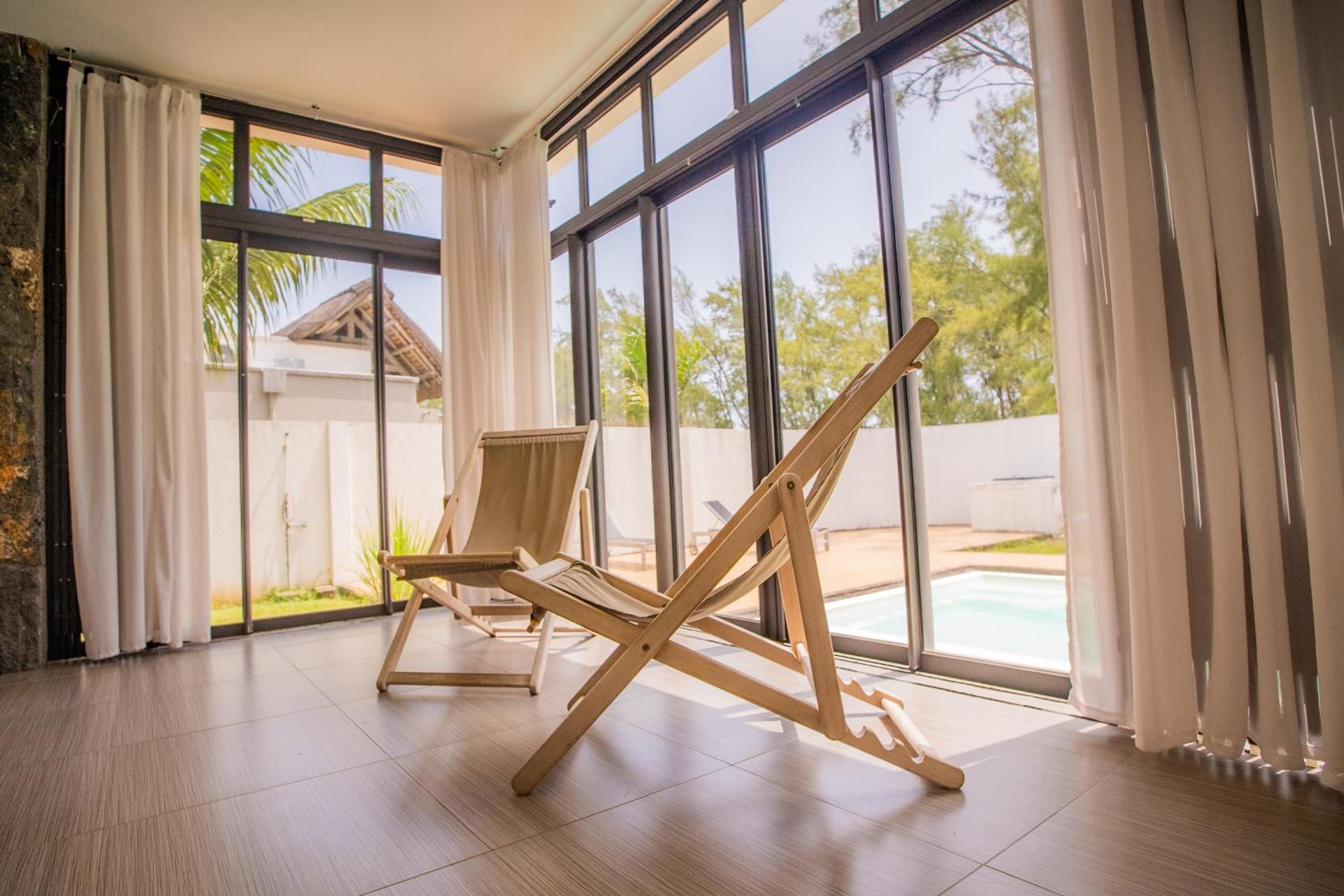 Villa Fitz: Sunlit Beach Getaway w/ Pool + WIFI