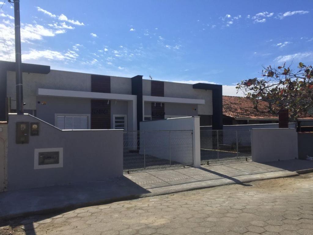Casa Enseada, Prainha, Praia Grande prox mar com 2 ar split