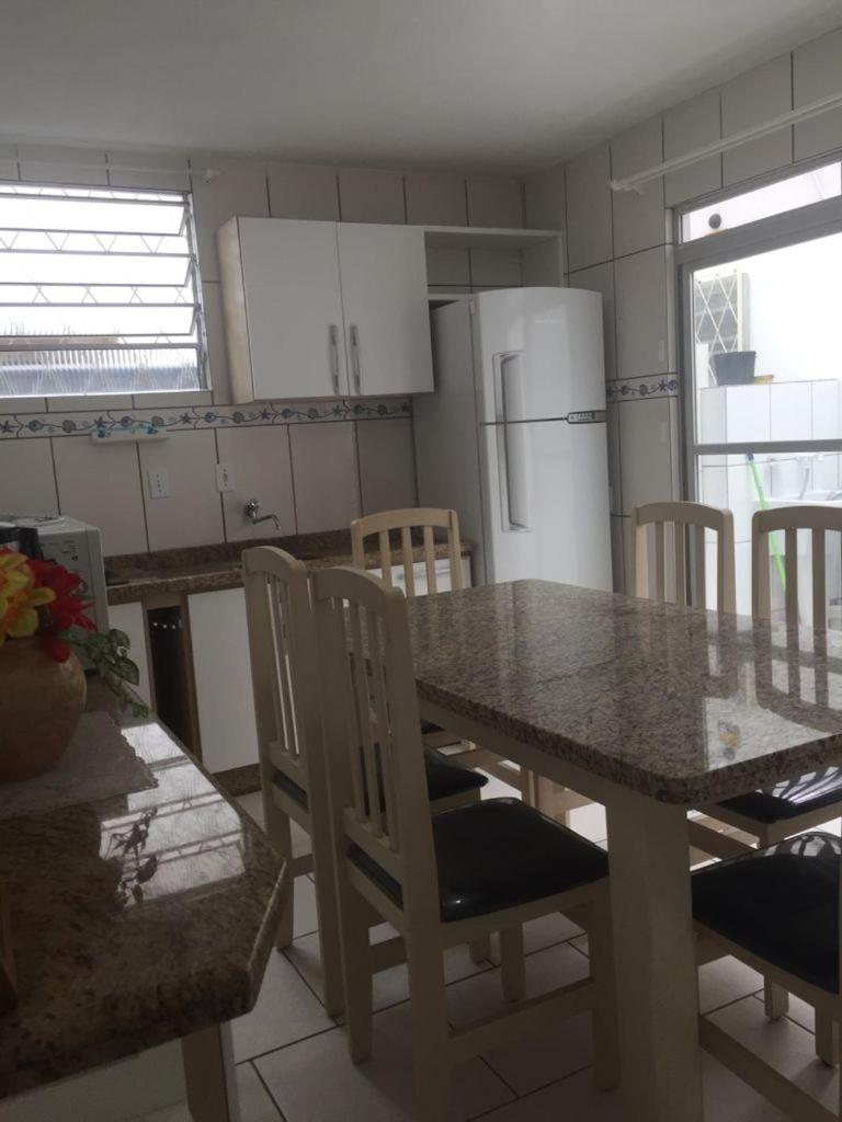 Casa Enseada, Prainha, Praia Grande prox mar com 2 ar split