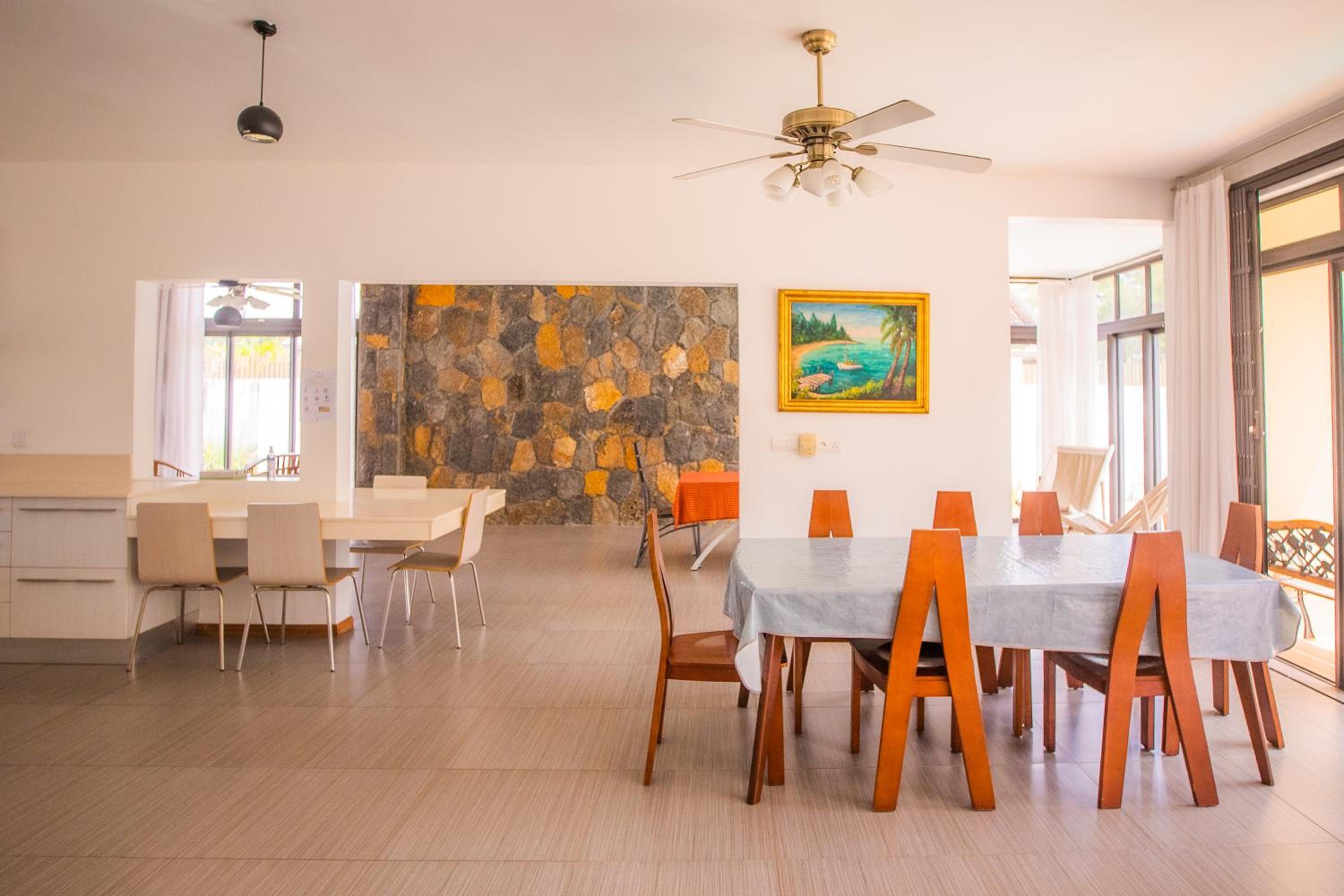 Villa Fitz: Sunlit Beach Getaway w/ Pool + WIFI