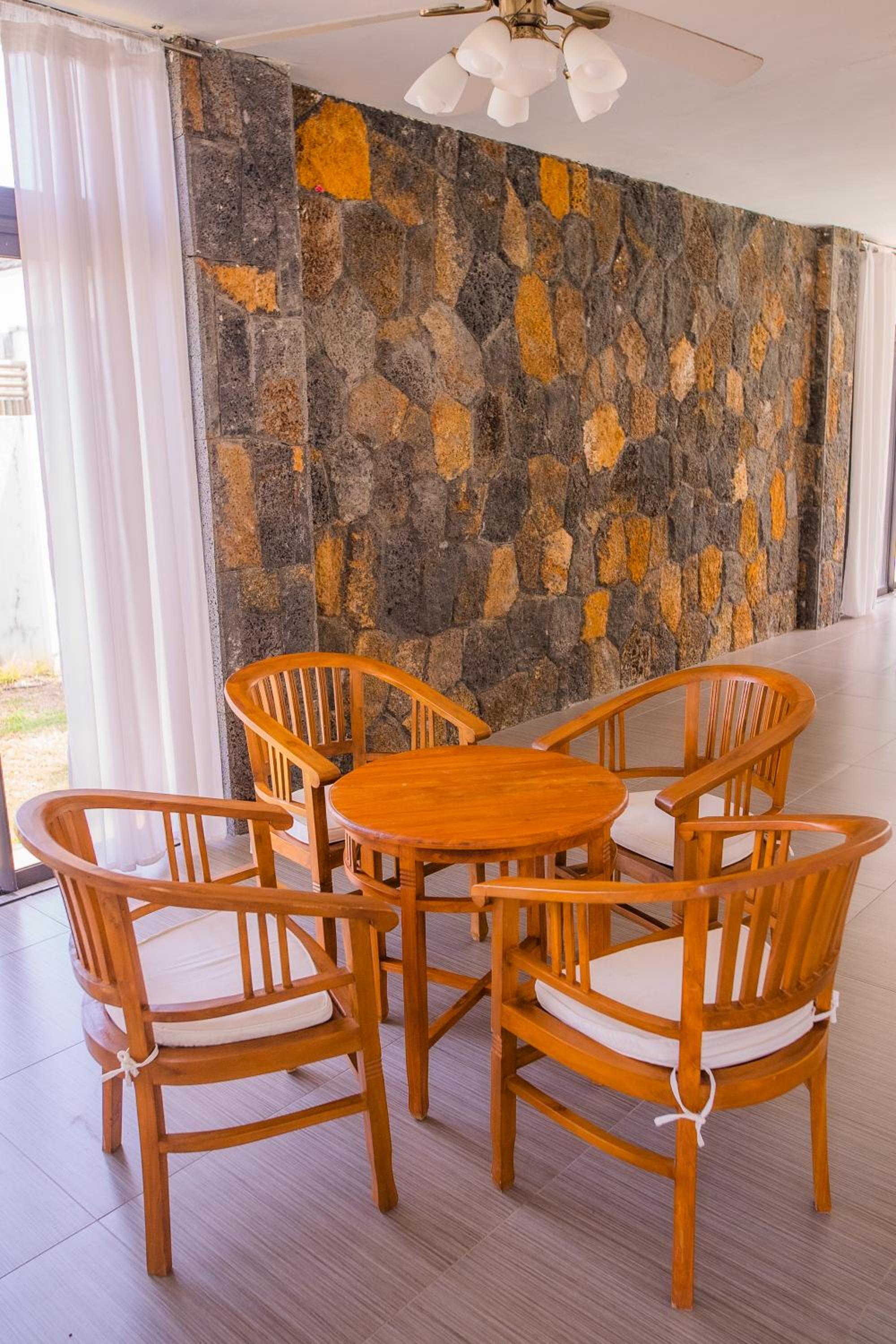 Villa Fitz: Sunlit Beach Getaway w/ Pool + WIFI