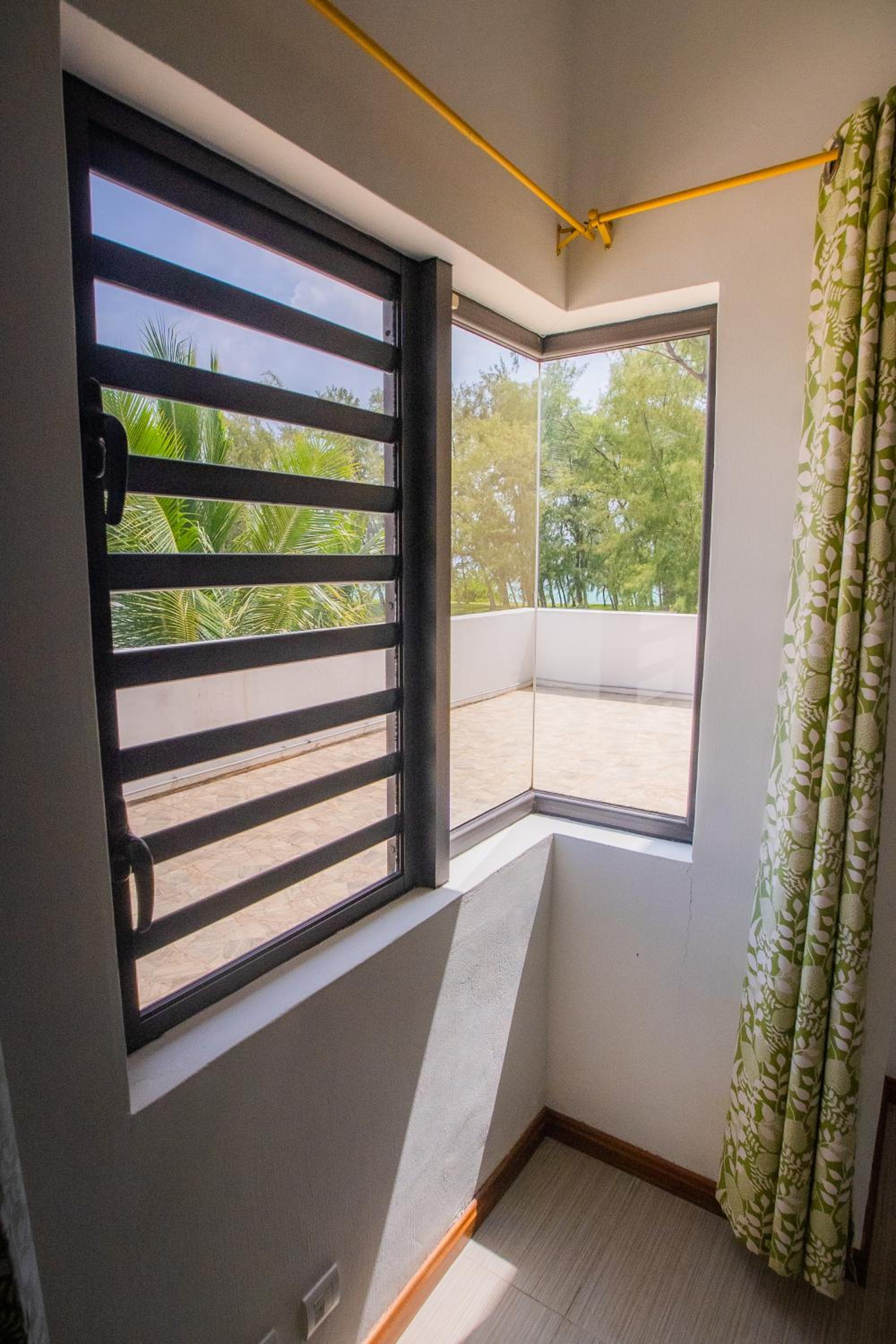 Villa Fitz: Sunlit Beach Getaway w/ Pool + WIFI, photo 16