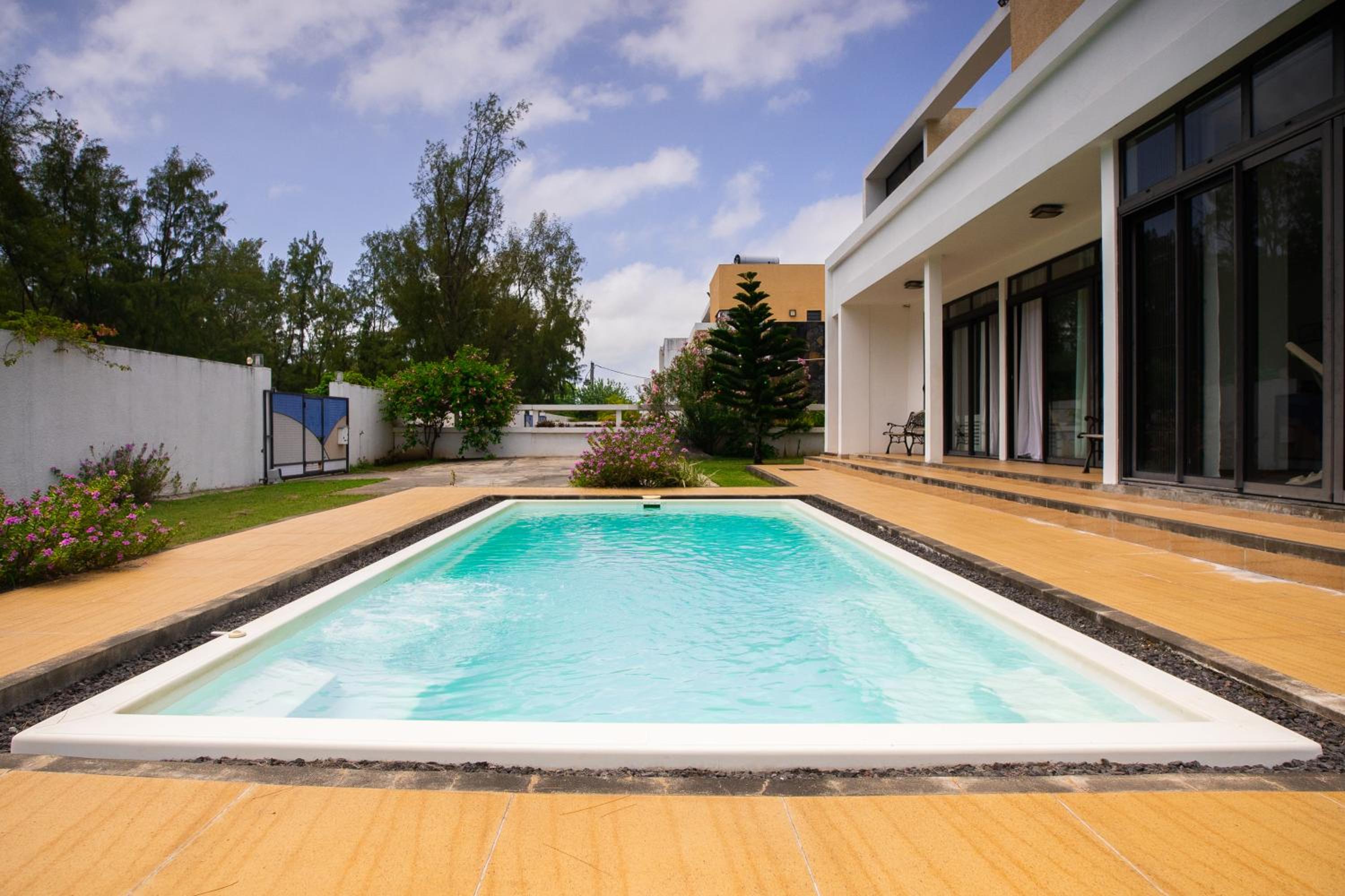 Villa Fitz: Sunlit Beach Getaway w/ Pool + WIFI