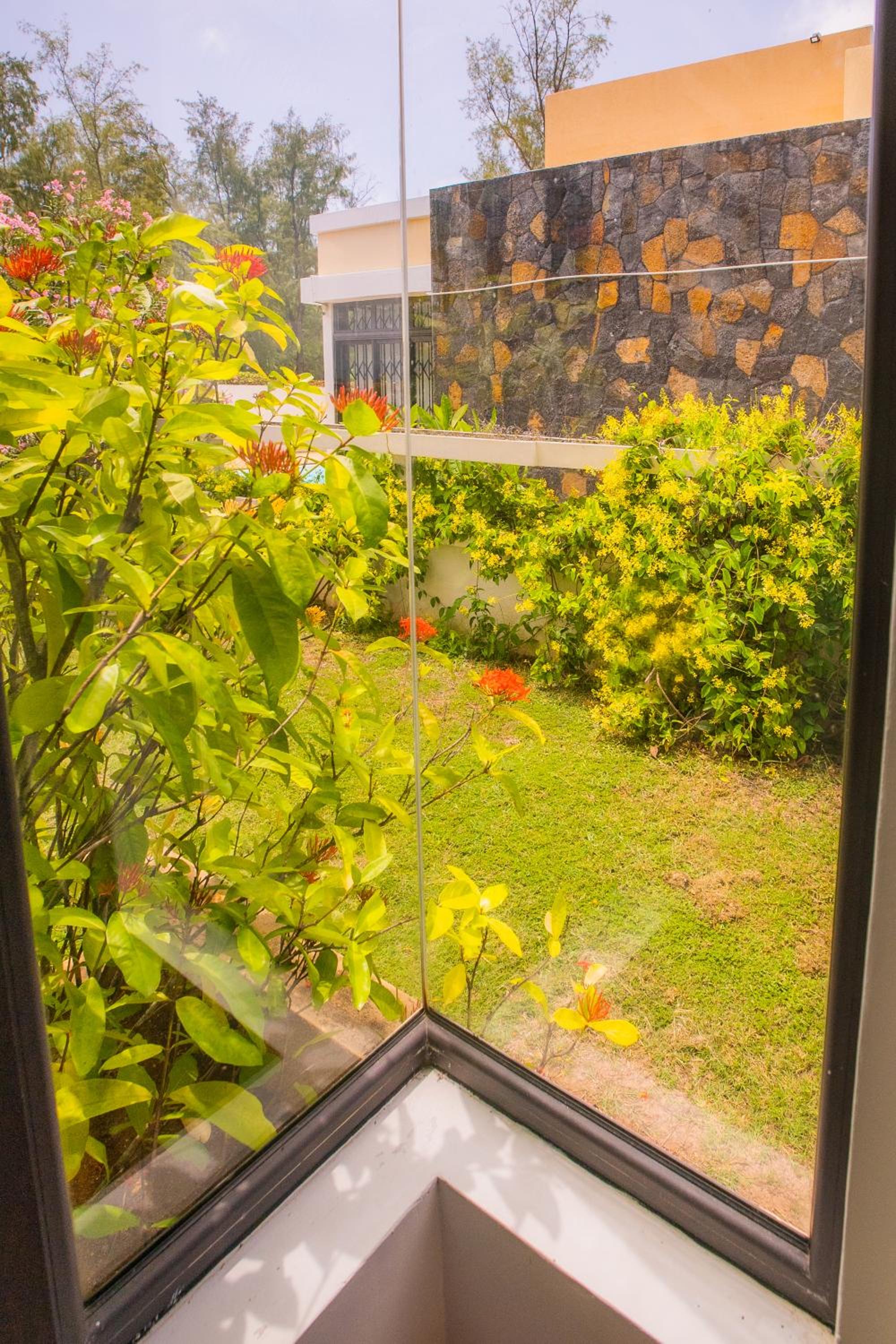 Villa Fitz: Sunlit Beach Getaway w/ Pool + WIFI, photo 9