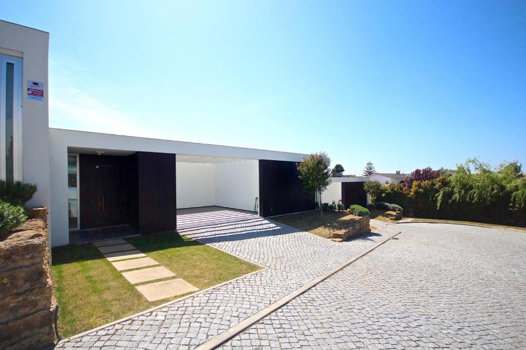 Lux Design Villa in Sintra view 2