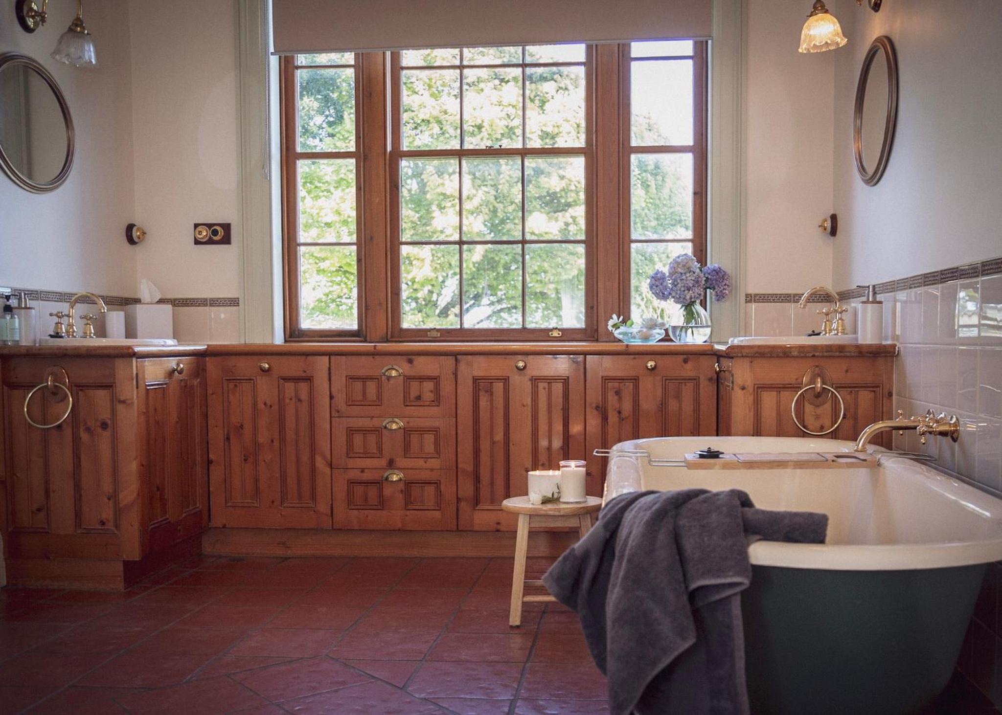 CLAYFIELD HOMESTEAD - rustic country accommodation