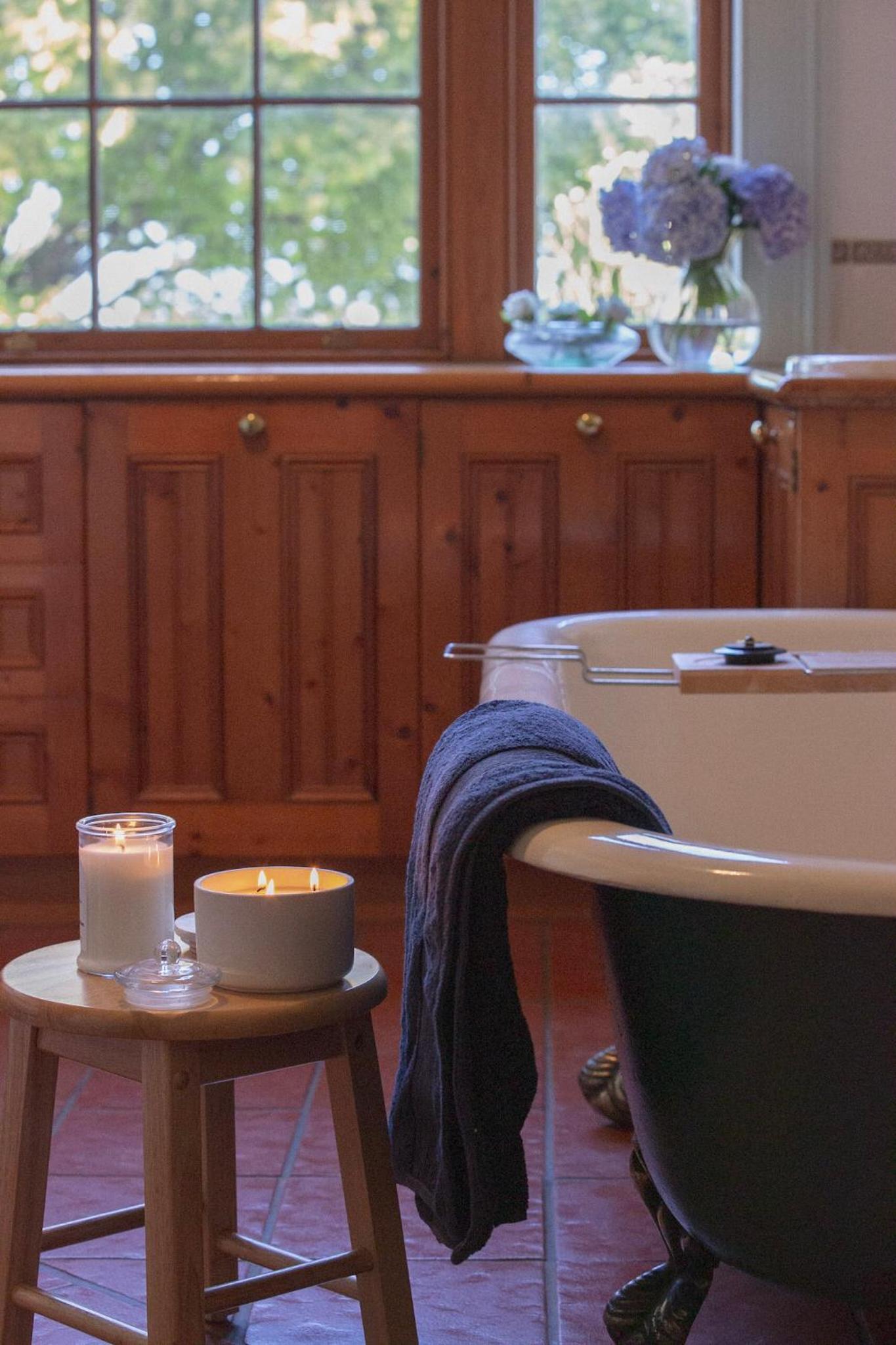 CLAYFIELD HOMESTEAD - rustic country accommodation