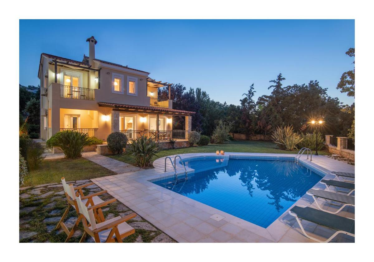 Family Villa Gerani Daphni with Children's Pool and Bqq Area! photo 3