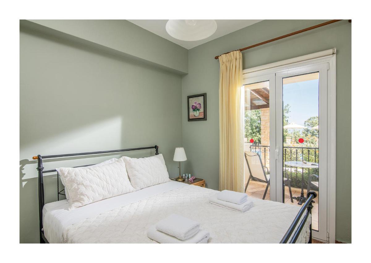 Family Villa Gerani Daphni with Children's Pool and Bqq Area! photo 4