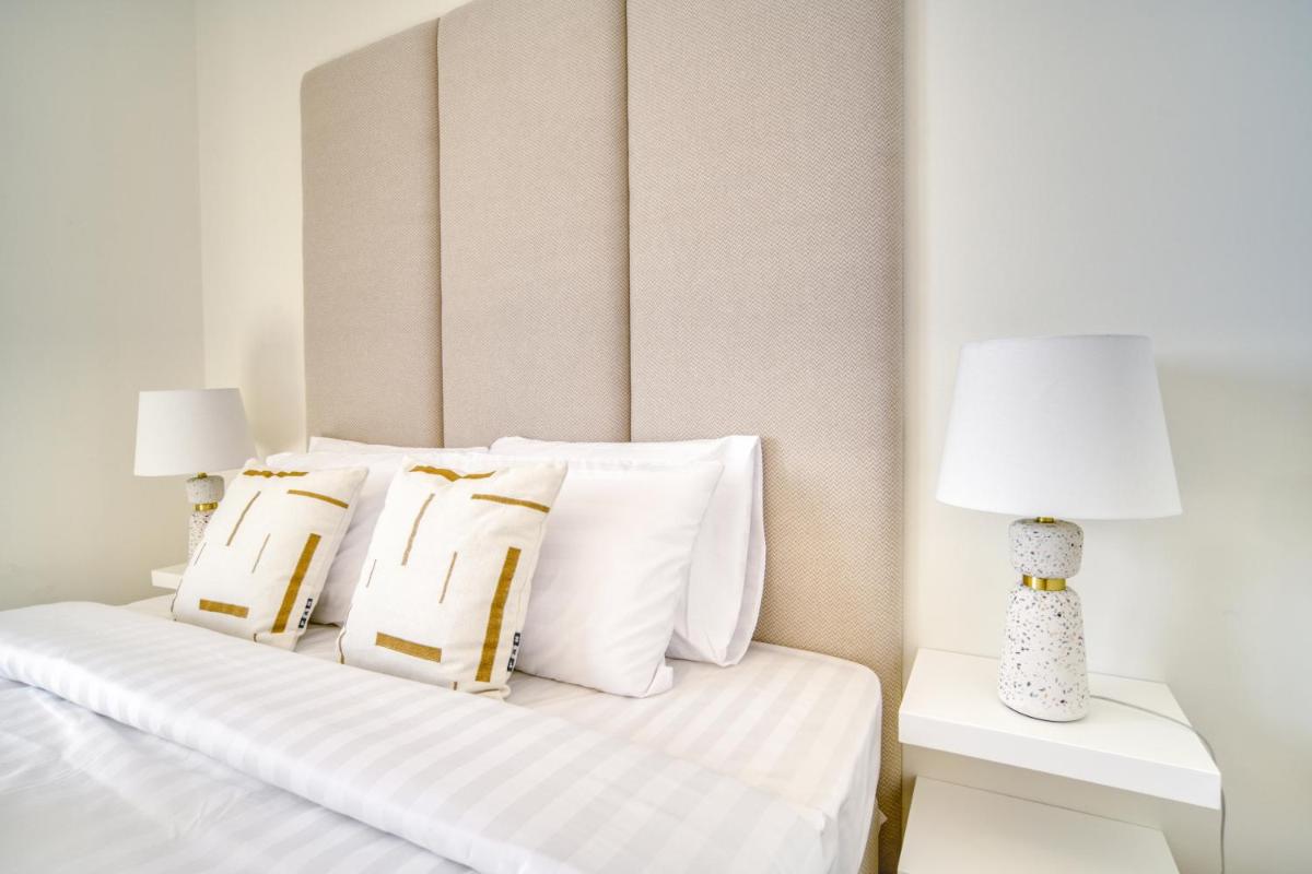 Luxury Brand New 2 Bedroom with Bluewater Views