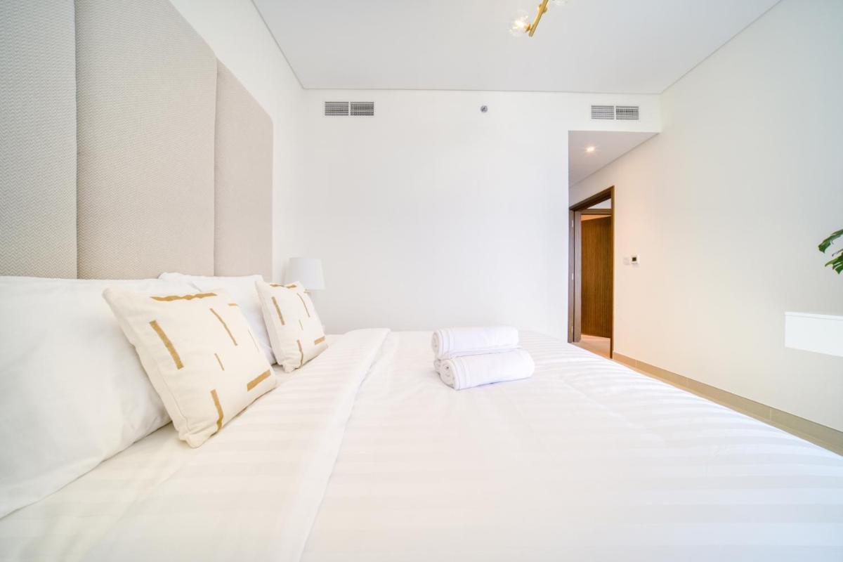Luxury Brand New 2 Bedroom with Bluewater Views