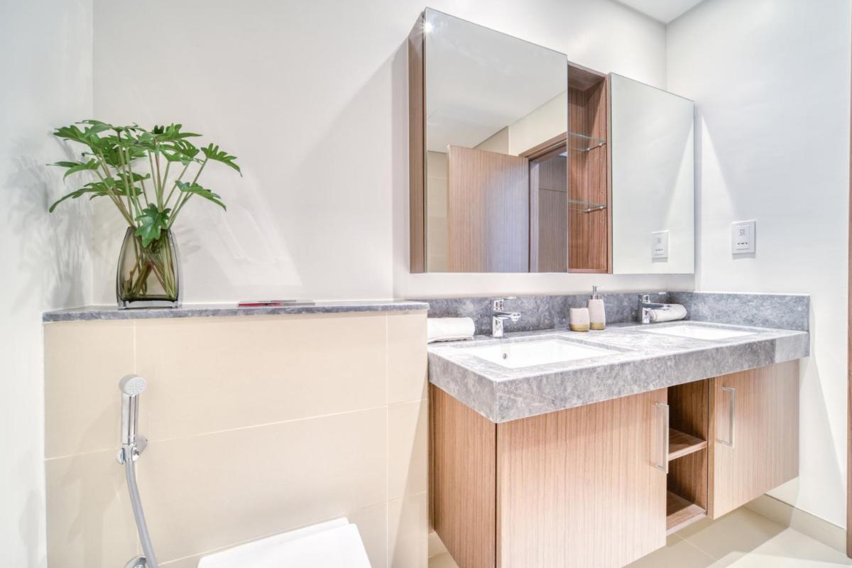 Luxury Brand New 2 Bedroom with Bluewater Views