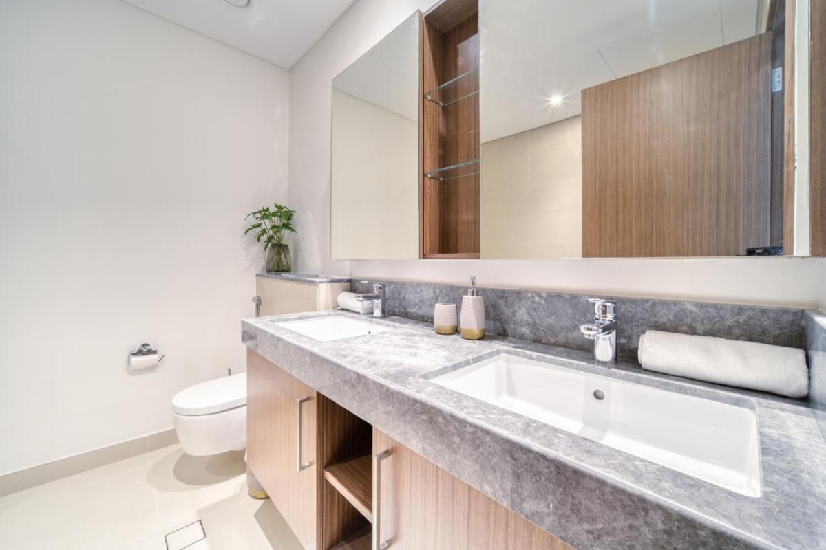 Luxury Brand New 2 Bedroom with Bluewater Views
