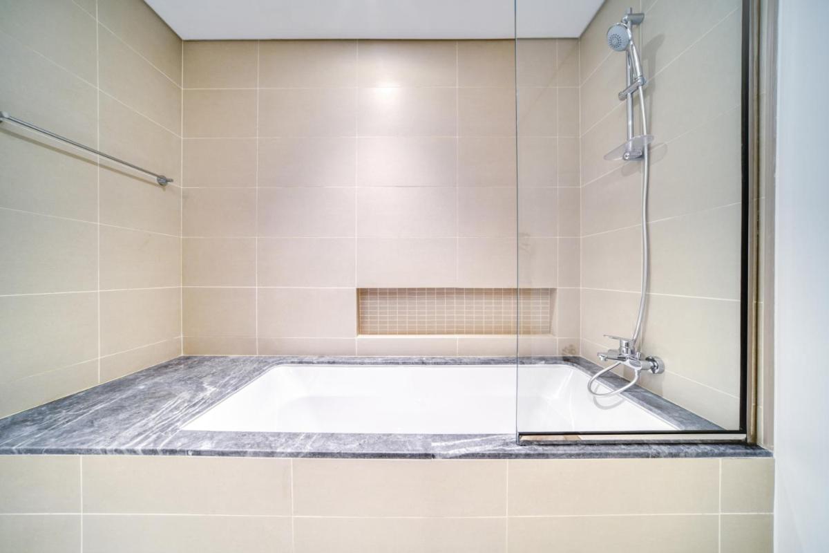 Luxury Brand New 2 Bedroom with Bluewater Views