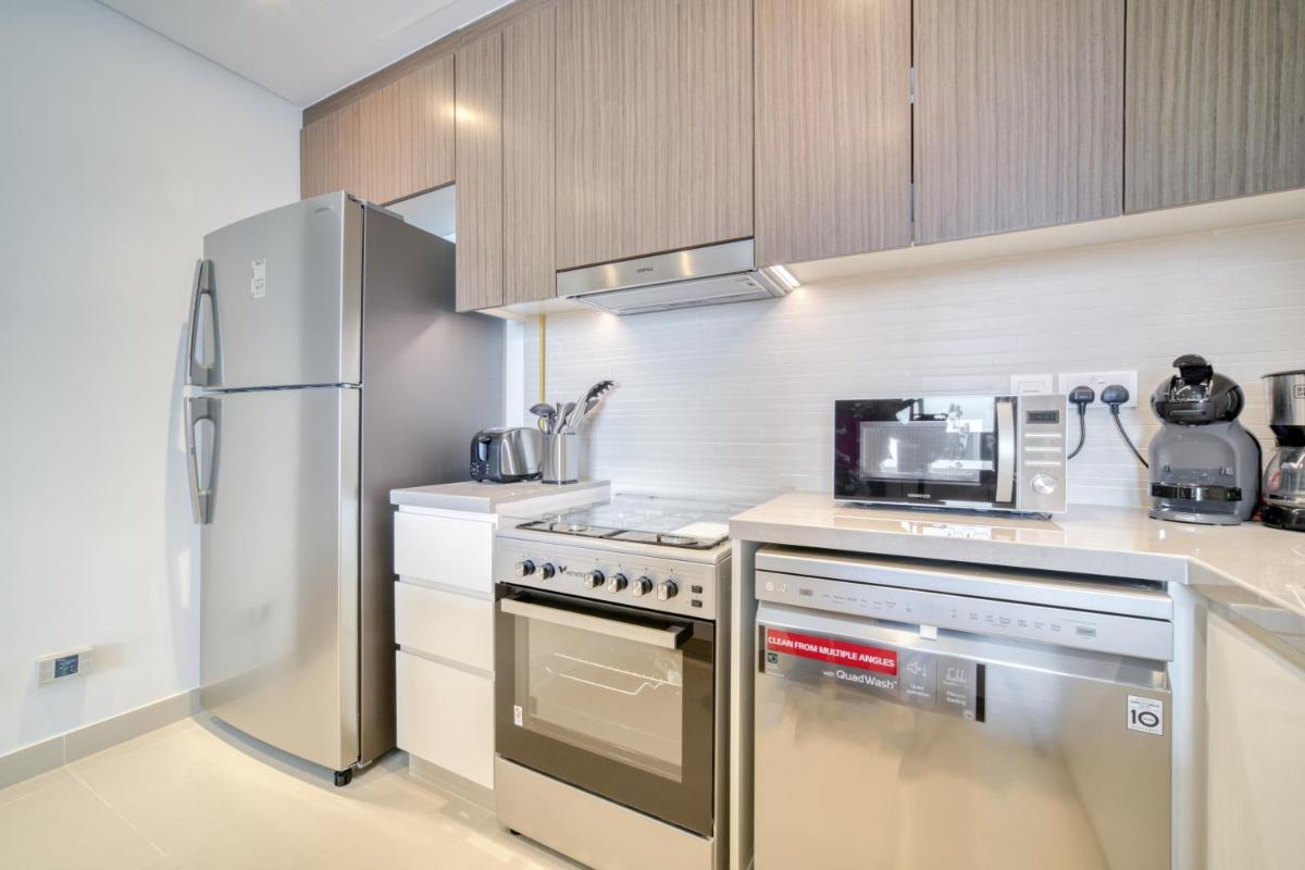 Luxury Brand New 2 Bedroom with Bluewater Views