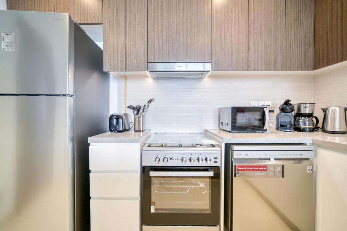 Luxury Brand New 2 Bedroom with Bluewater Views