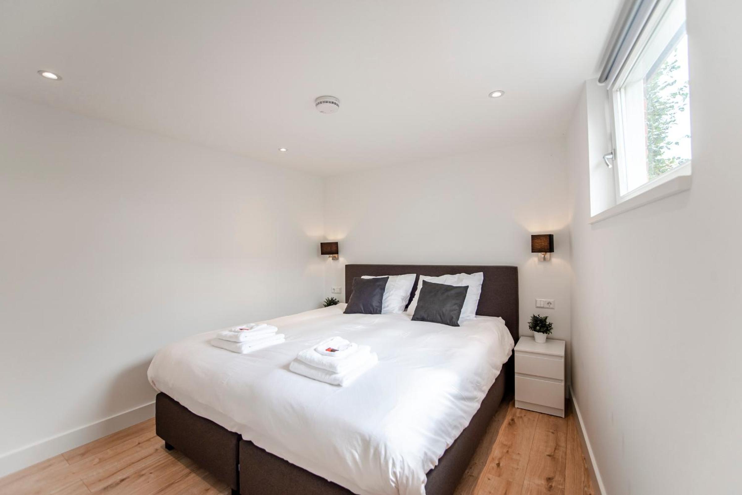 Happy Days Apartment - Luxurious - Free parking on own property view 5