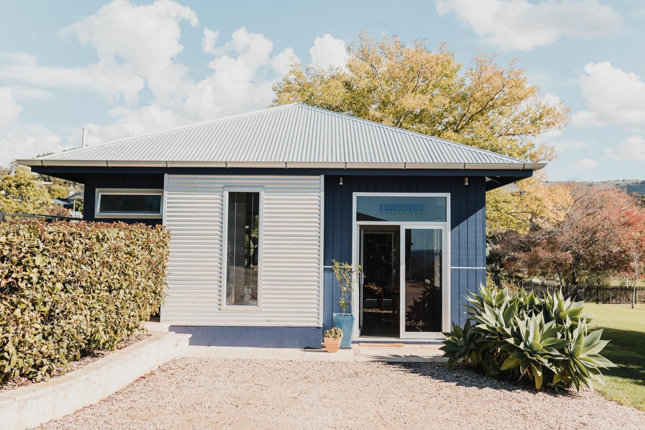 S T U D I O 22 Garden Serenity & Coastal Charm