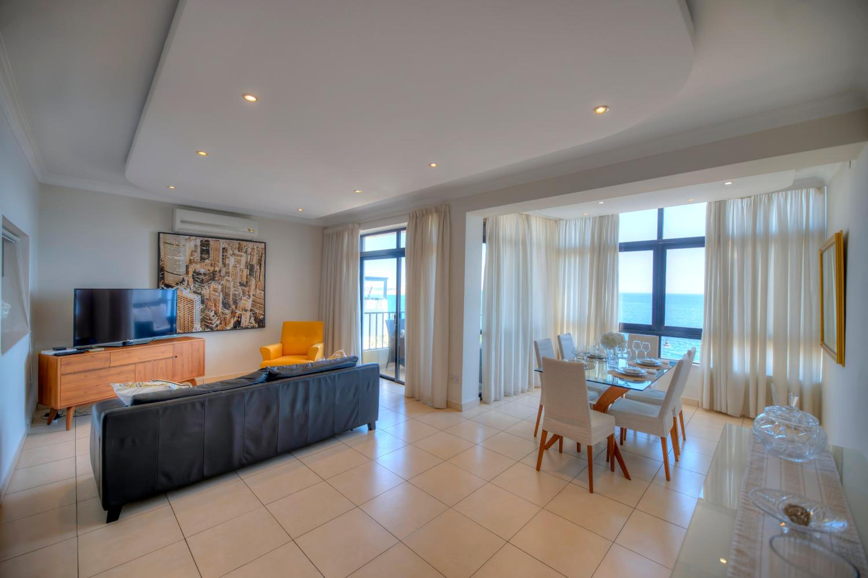 Large seafront 3 bedroom apartment in the heart of Sliema - MMAI1-2