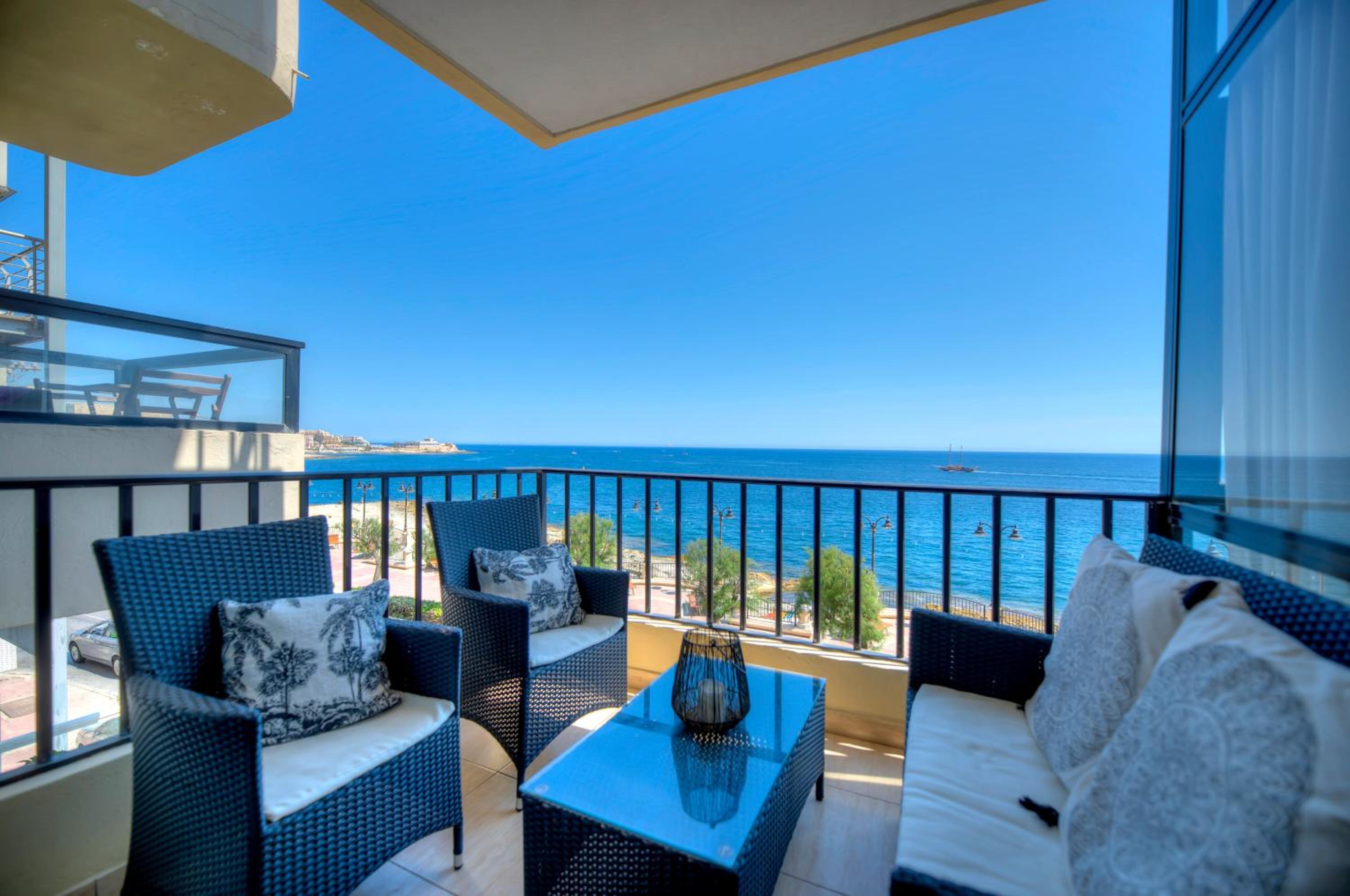Large seafront 3 bedroom apartment in the heart of Sliema - MMAI1-2