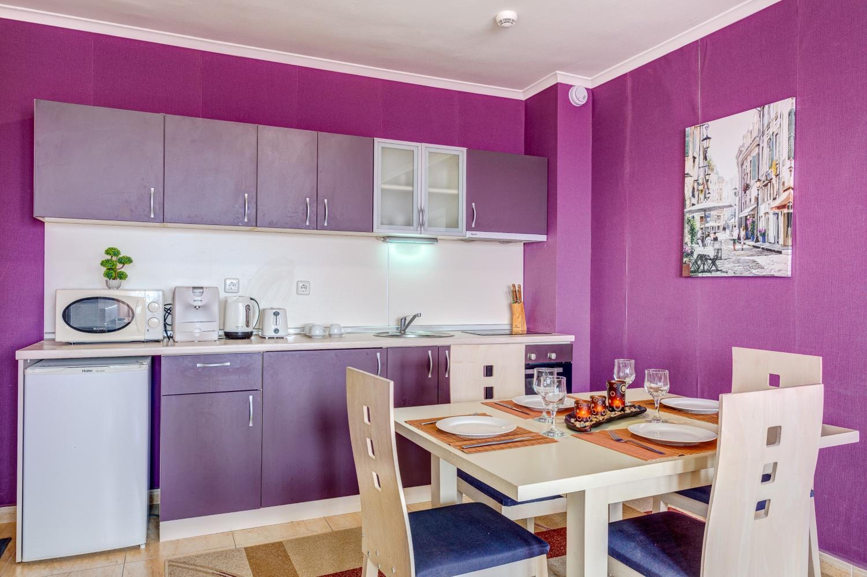 Colorful 2BD Apartment with Indoor Fireplace and Mountain View by Flat Mаnager view 2