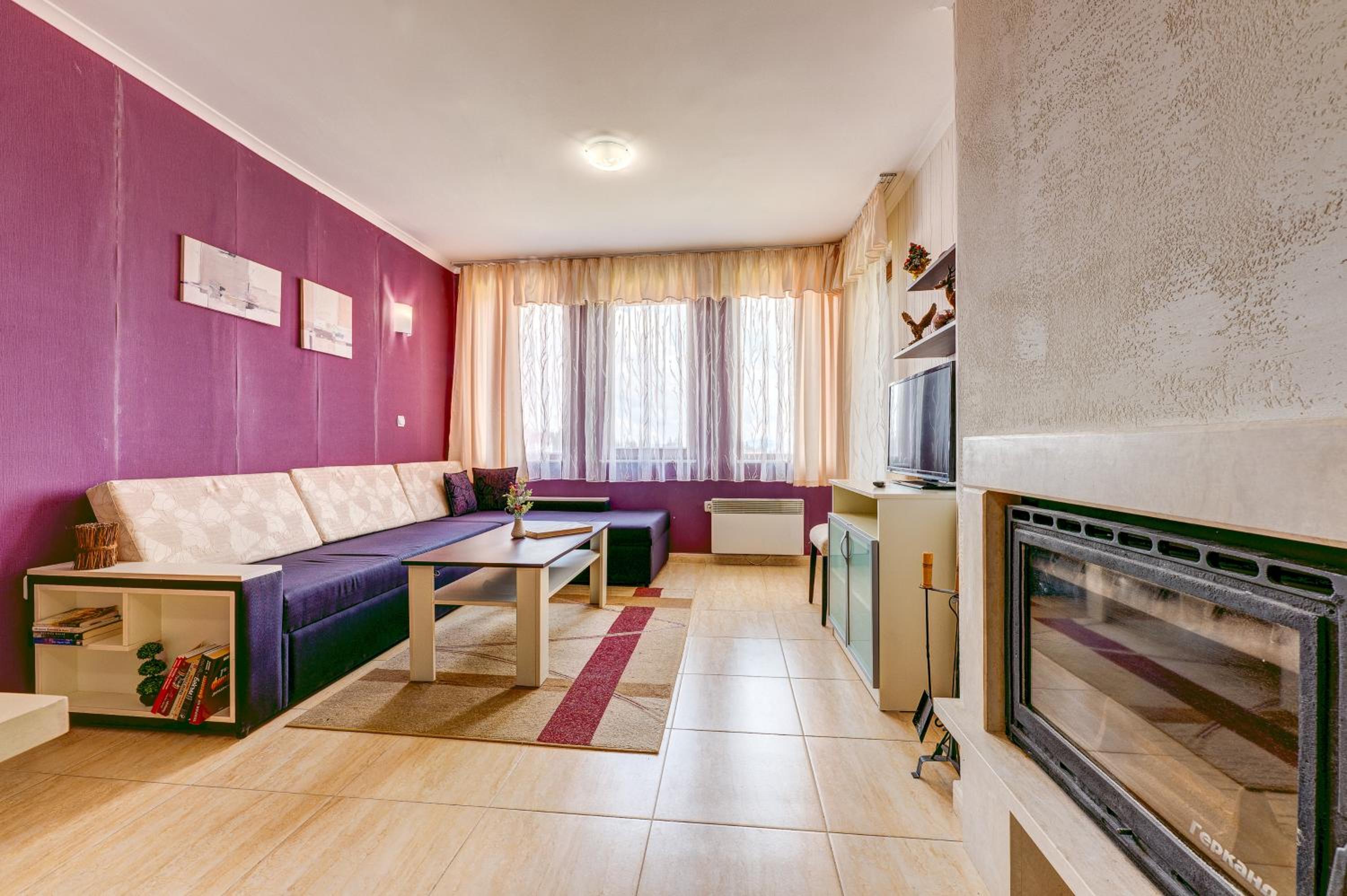Colorful 2BD Apartment with Indoor Fireplace and Mountain View by Flat Mаnager view 3
