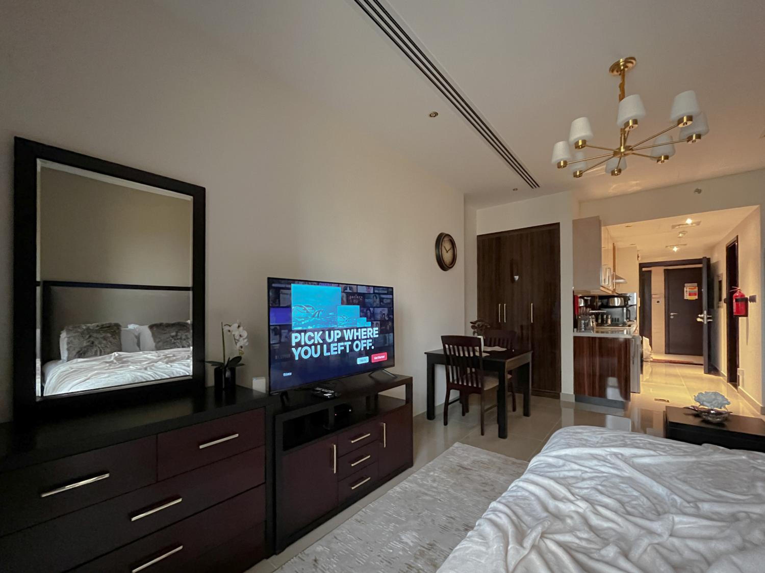 Studio Apartment with Sauna and Full Burj Khalifa View