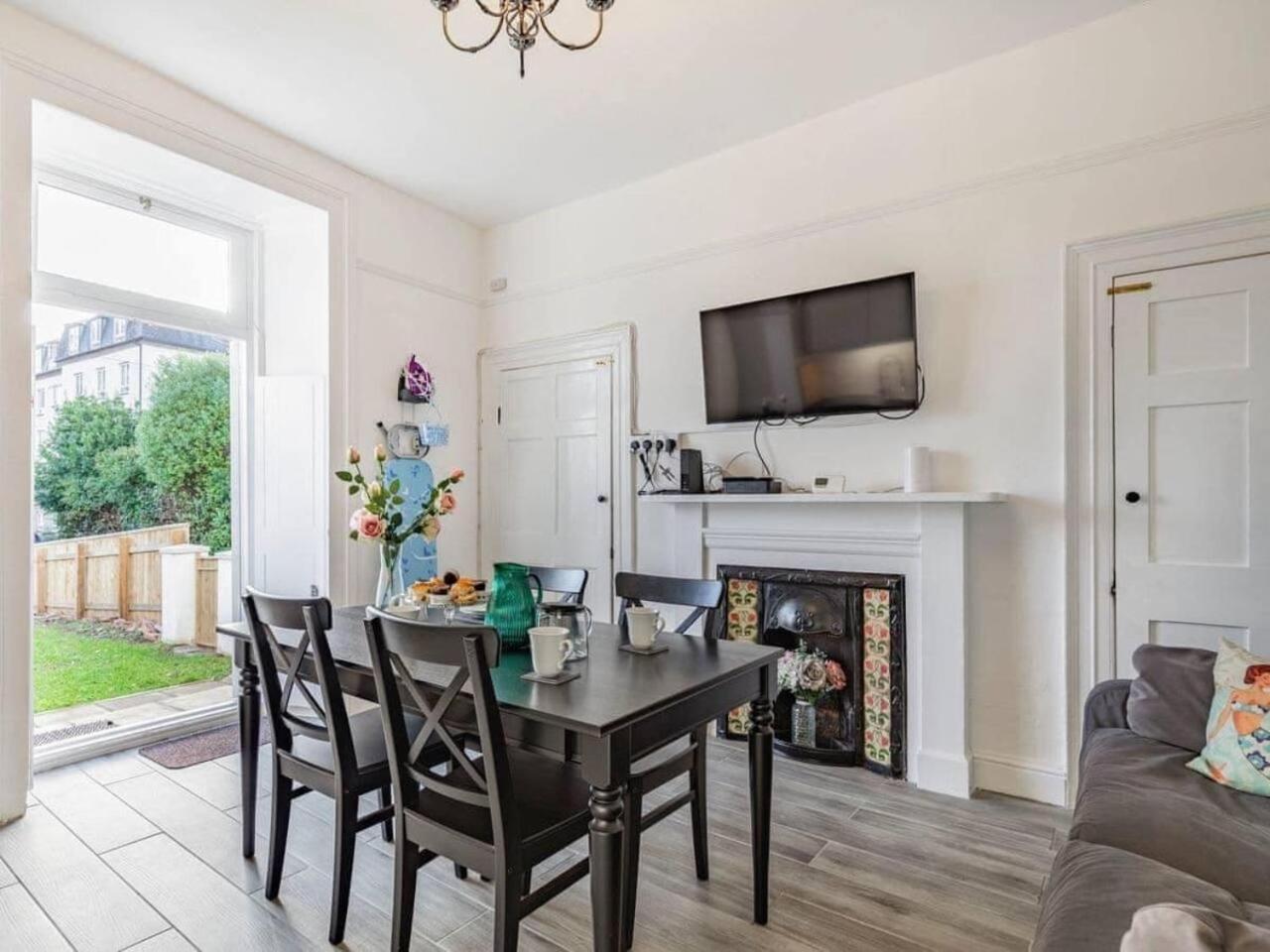 Lovely Villa 1 King 1 double sofa 4 single beds view 3