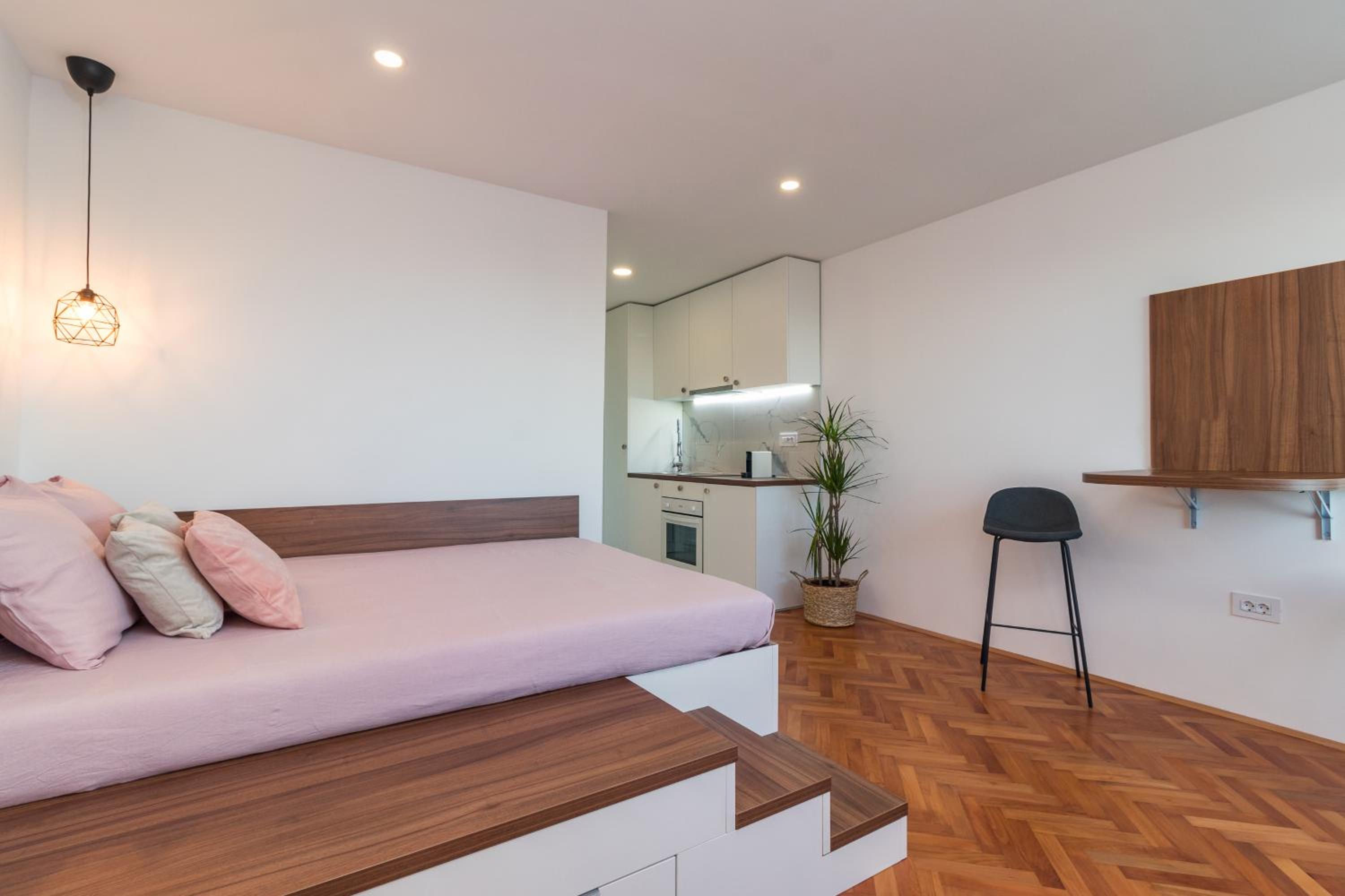TOP FLOOR MODERN APARTMENT WITH INCREDIBLE VIEWS view 3