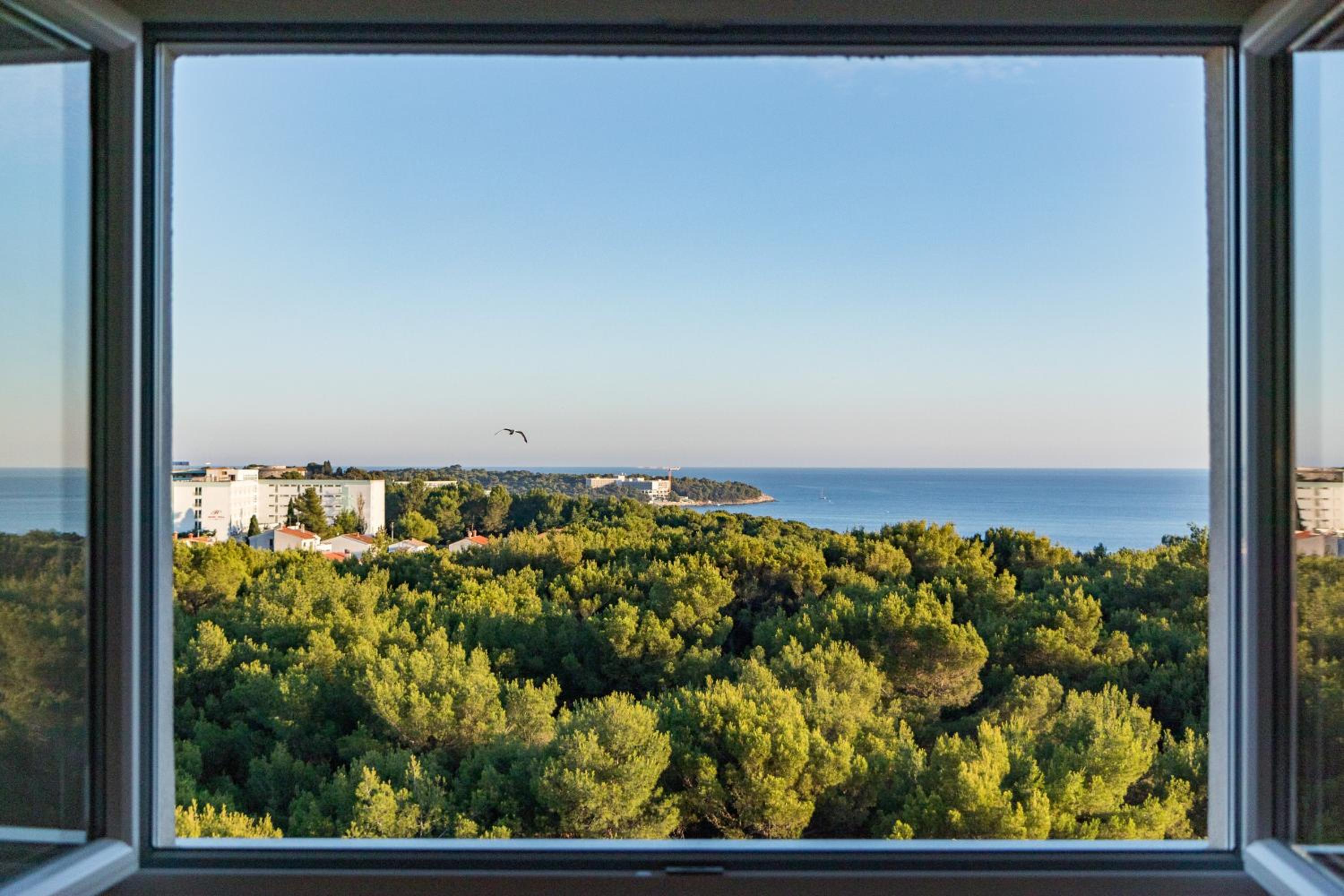 TOP FLOOR MODERN APARTMENT WITH INCREDIBLE VIEWS view 5