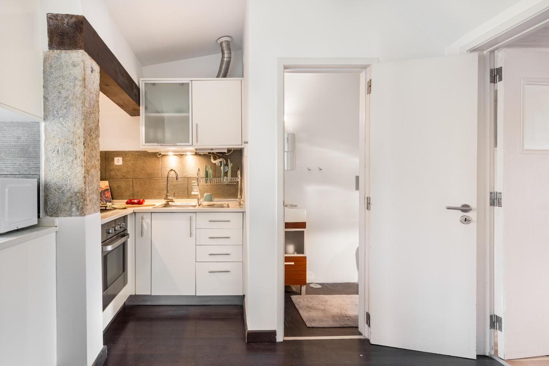 JOIVY Stylish 2-bed Apt with balcony in Lapa, 5mins to National Museum of Ancient Art view 3