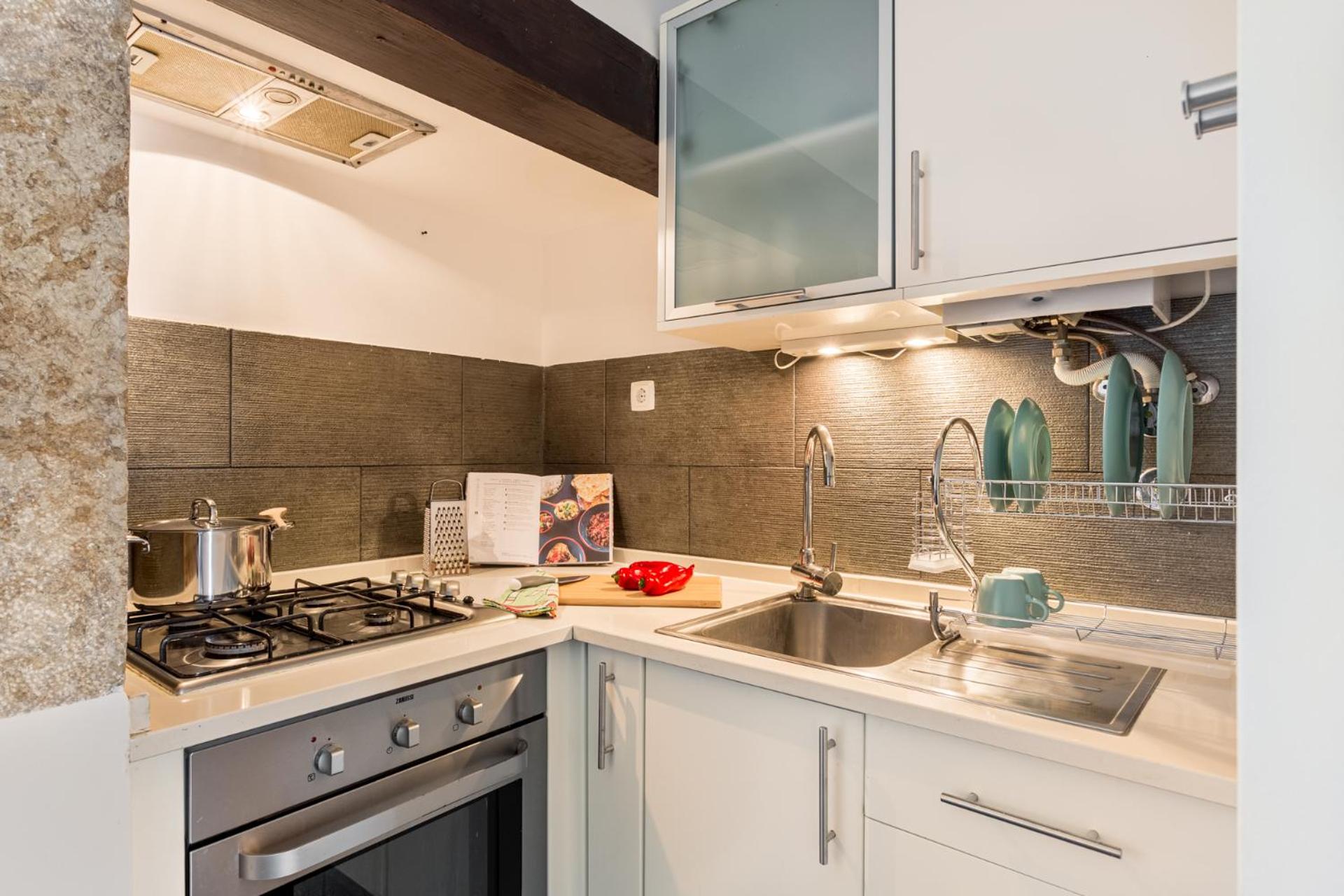 JOIVY Stylish 2-bed Apt with balcony in Lapa, 5mins to National Museum of Ancient Art view 2
