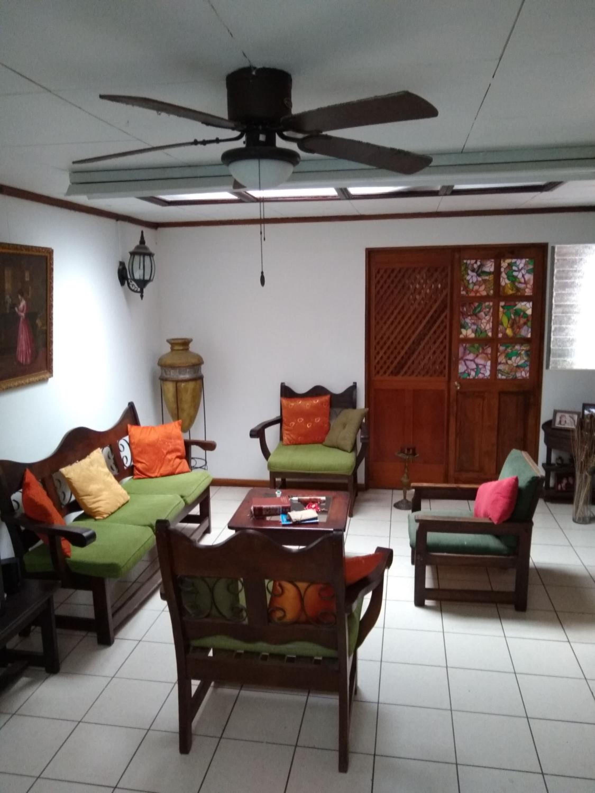 Confortable y privado estudio en zona exclusiva .