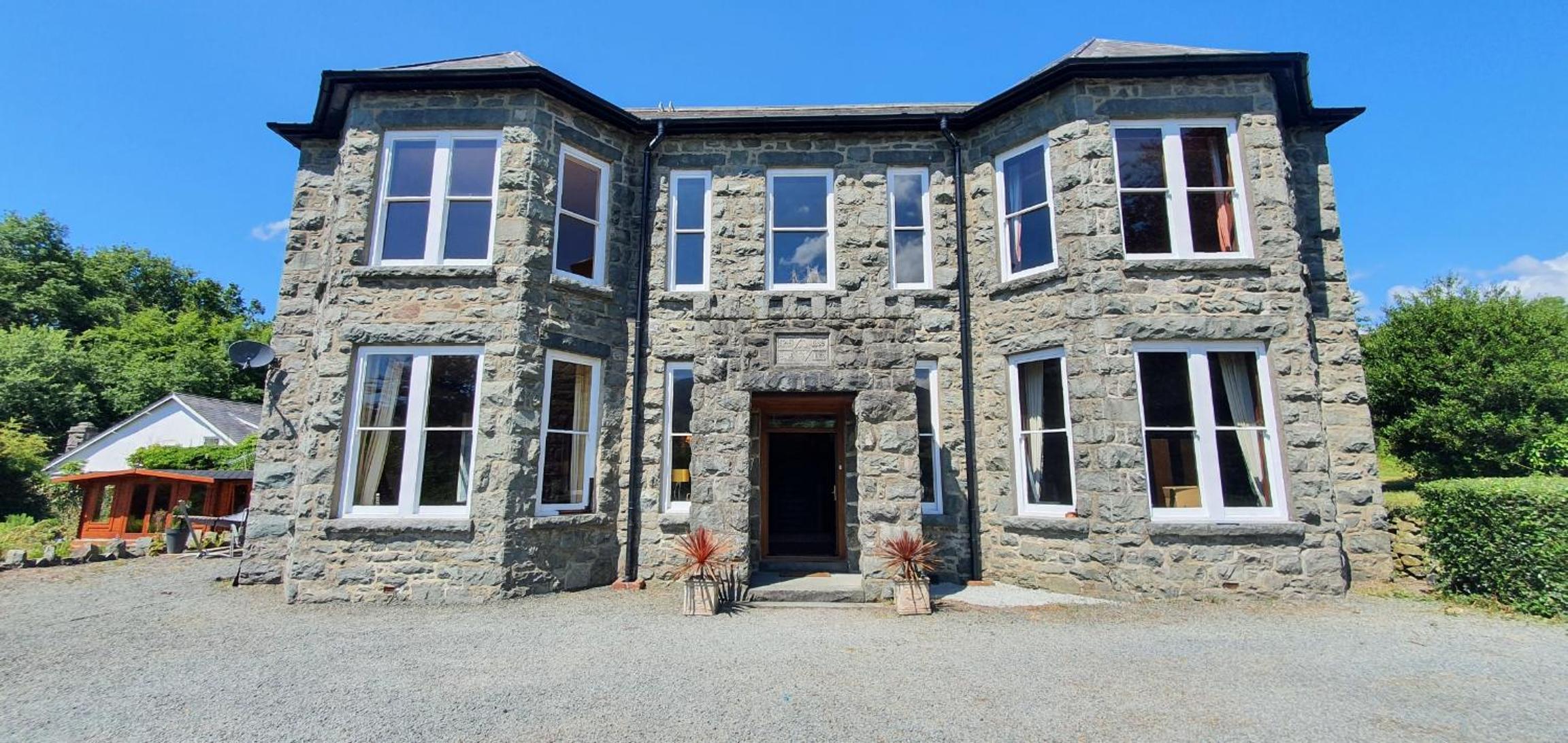 Hotel 2 bed Apartment at Pen Y Coed Hall - Image 1