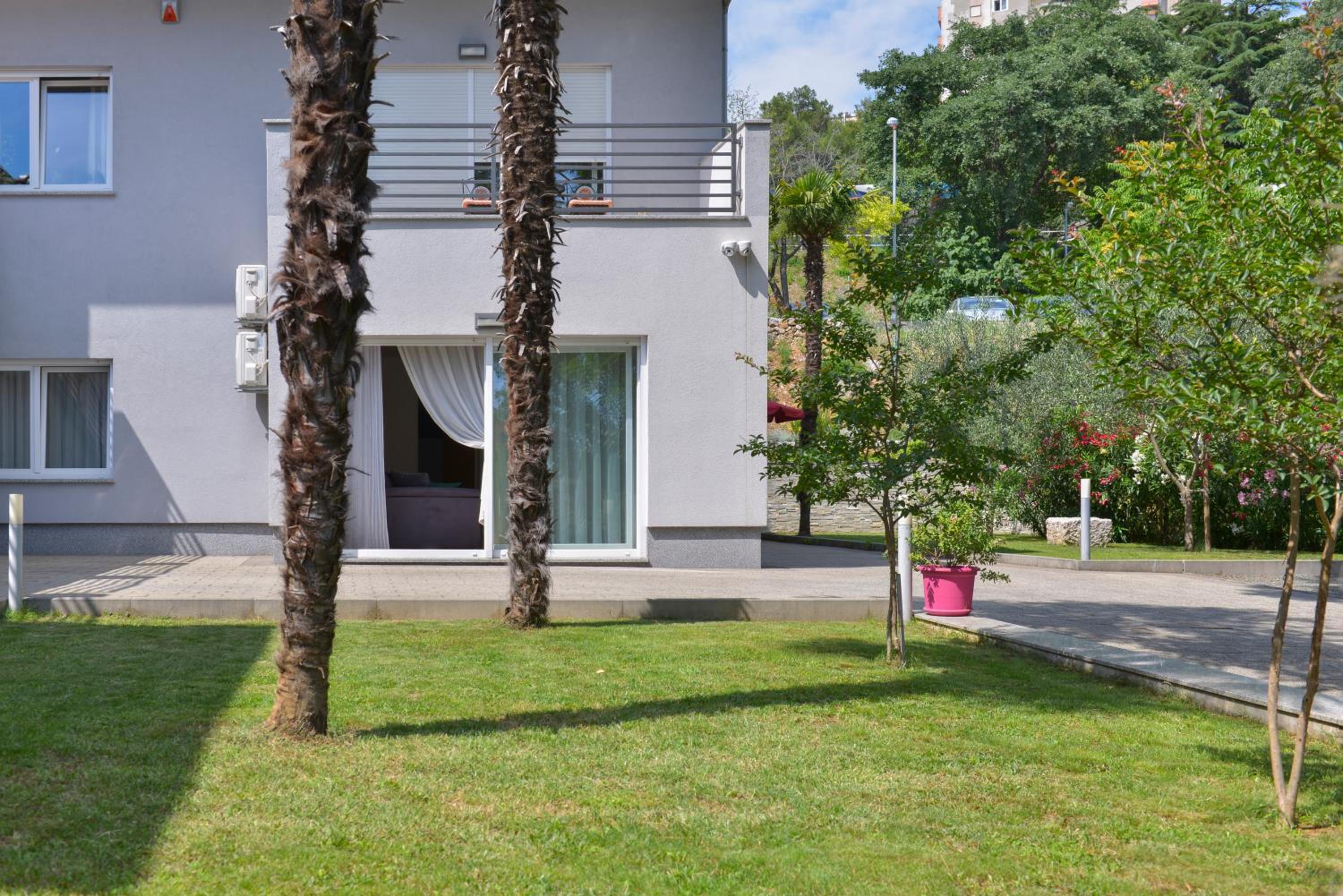 Hotel Apartment Piano - Image 1
