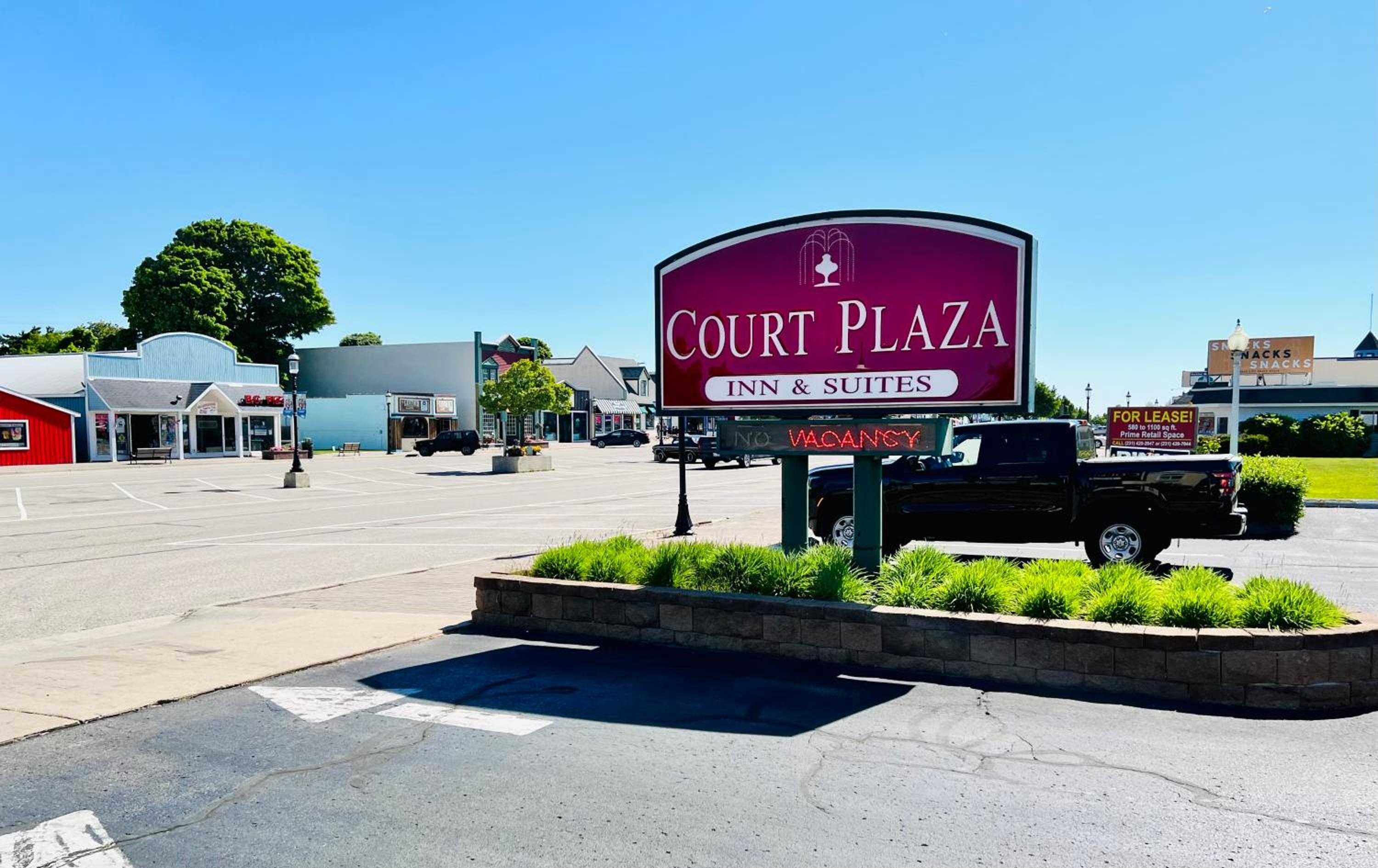 Hotel Court Plaza Inn & Suites of Mackinaw - Image 1